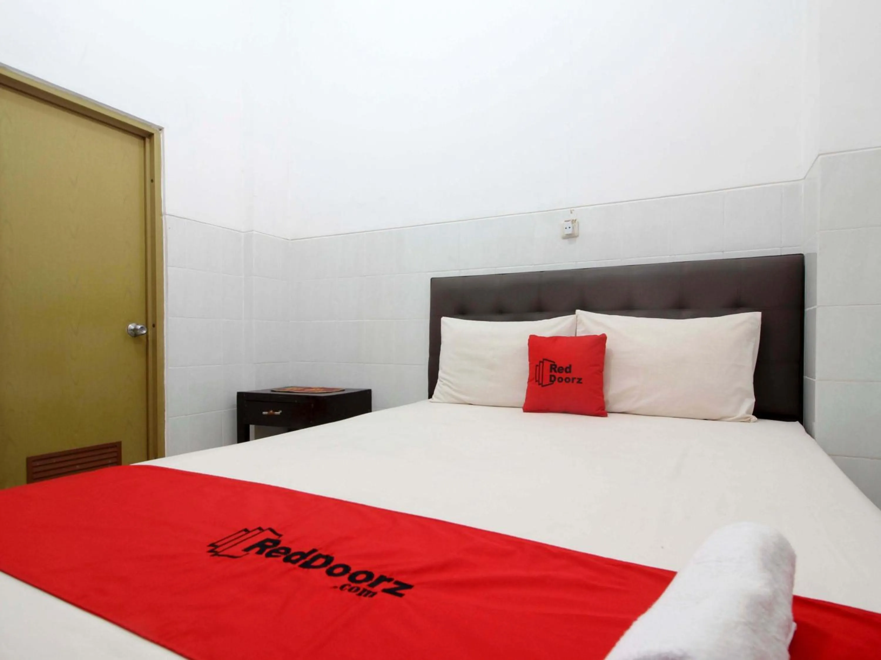 Bedroom, Bed in RedDoorz @ Seturan Raya