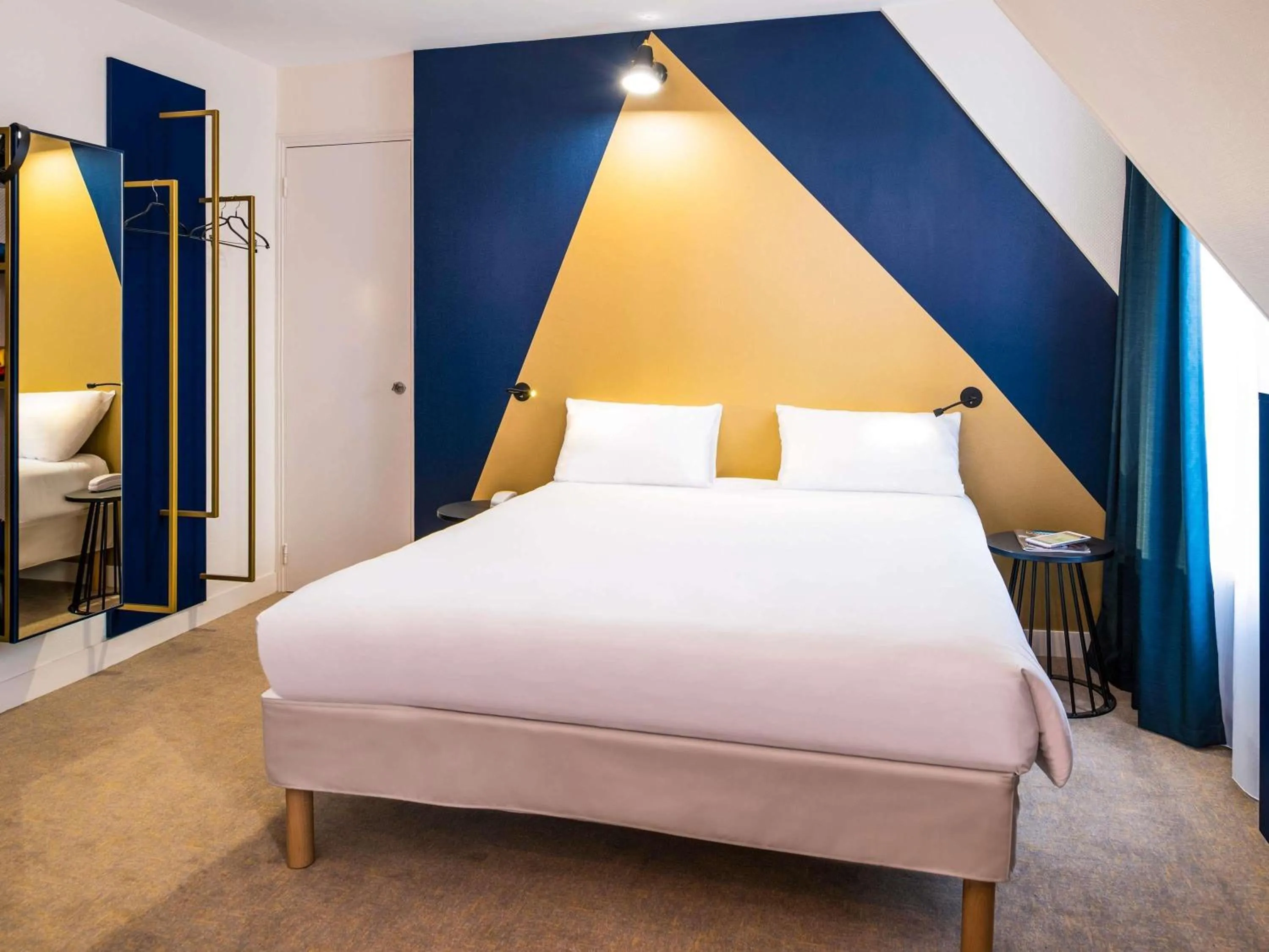 Bedroom, Bed in ibis Styles Paris 15 Lecourbe