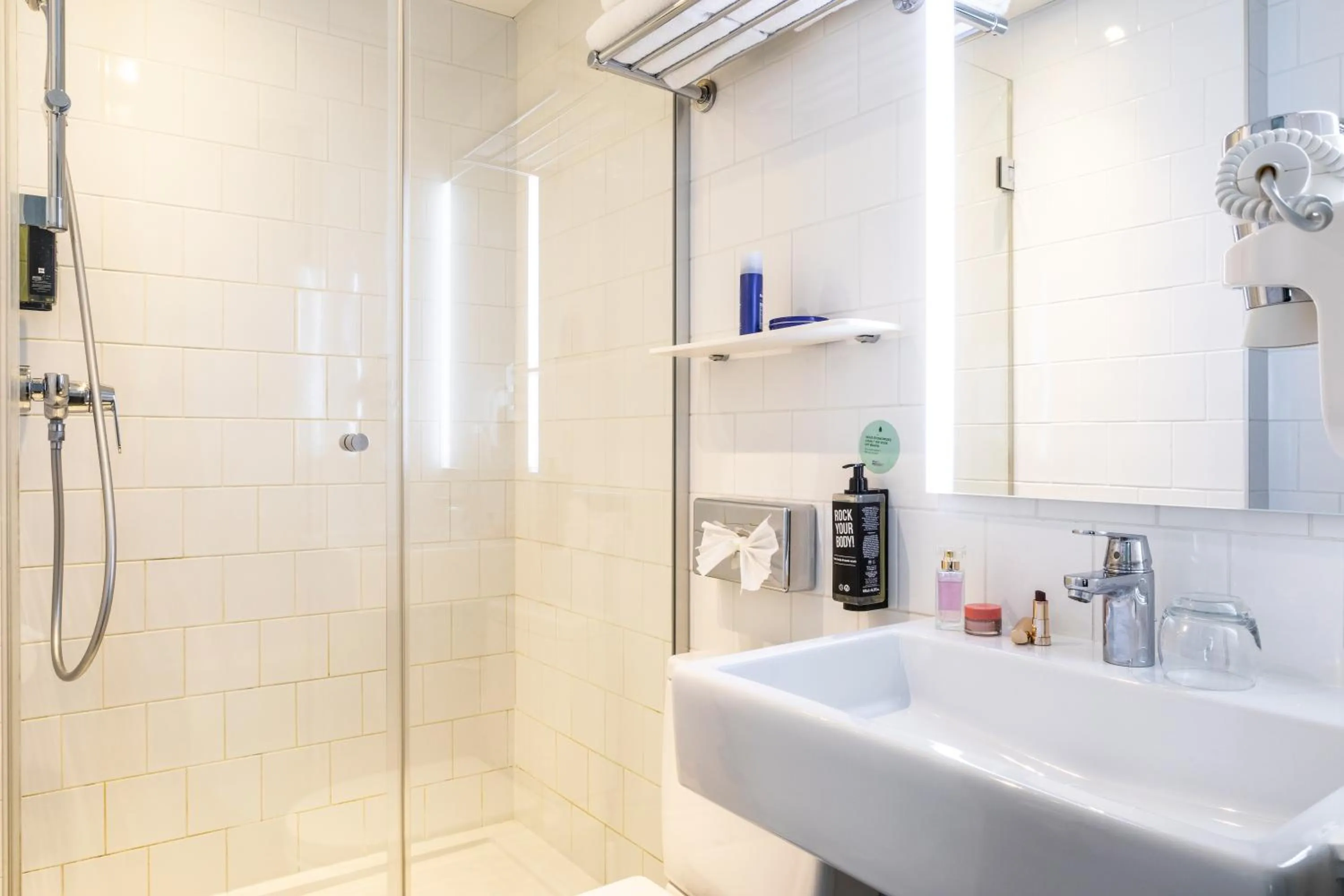 Shower in ibis Styles Paris 15 Lecourbe
