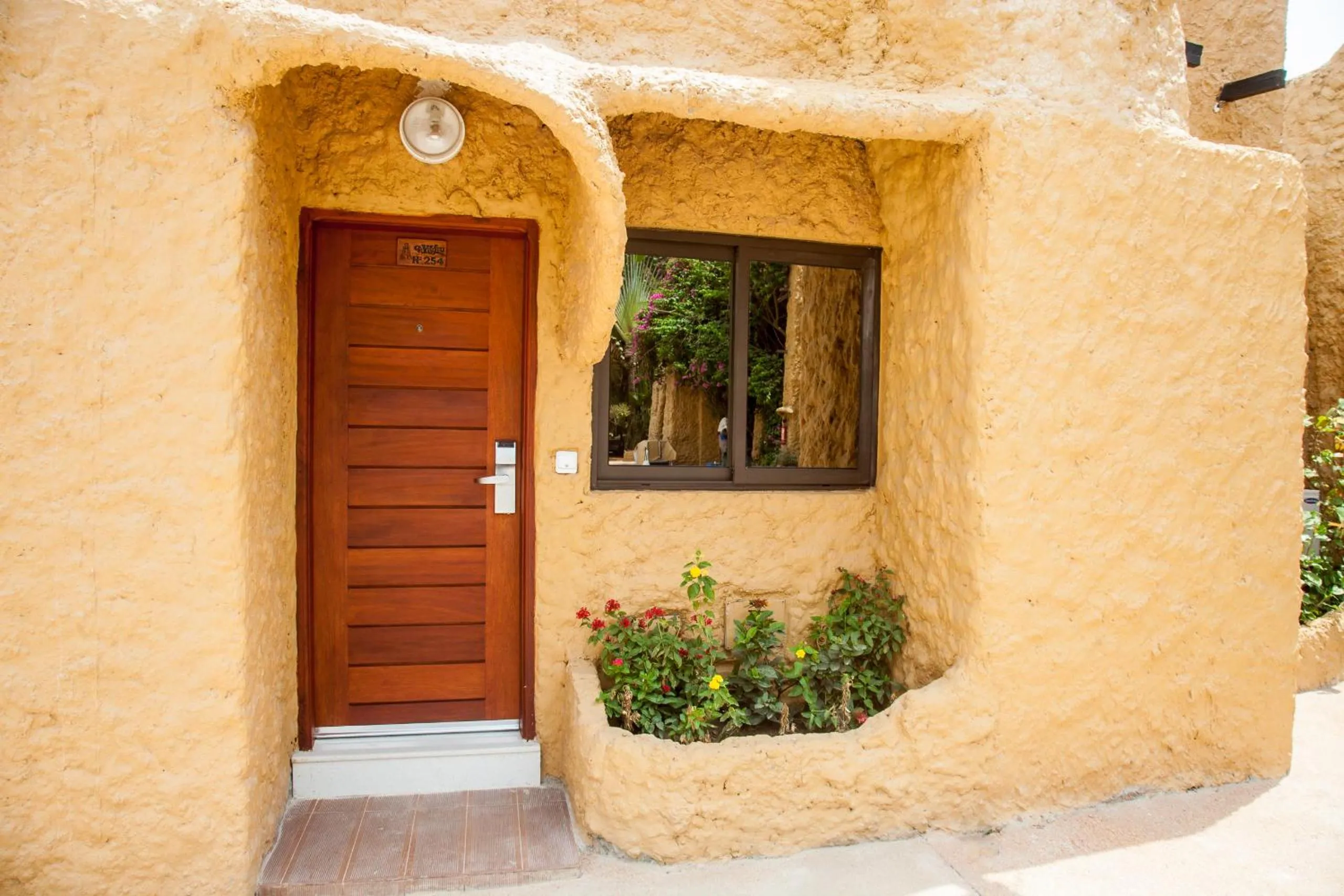 Facade/entrance in Le Wafou