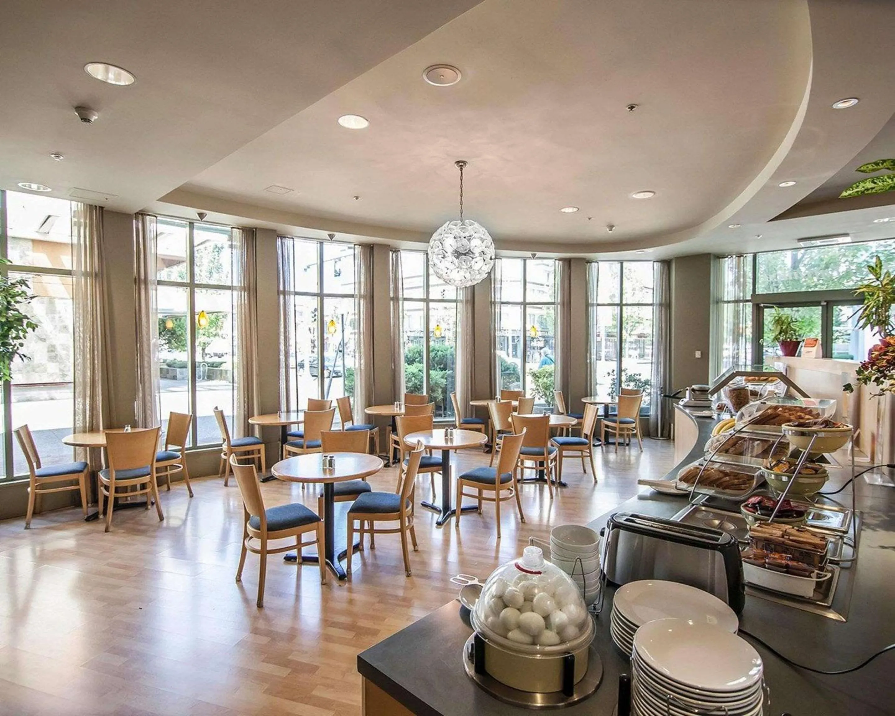 Restaurant/places to eat in Comfort Hotel Vancouver Airport