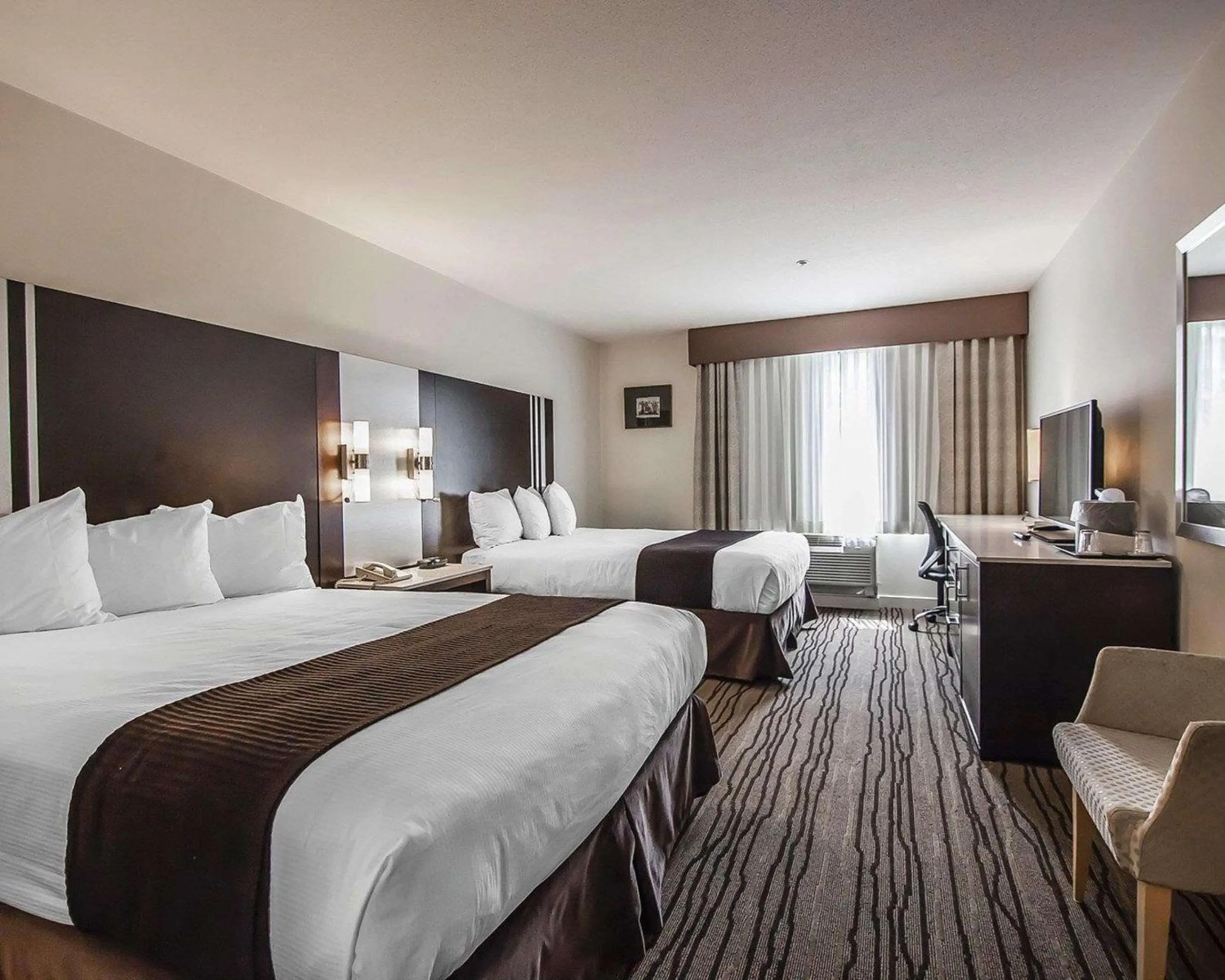 Photo of the whole room, Bed in Comfort Hotel Vancouver Airport