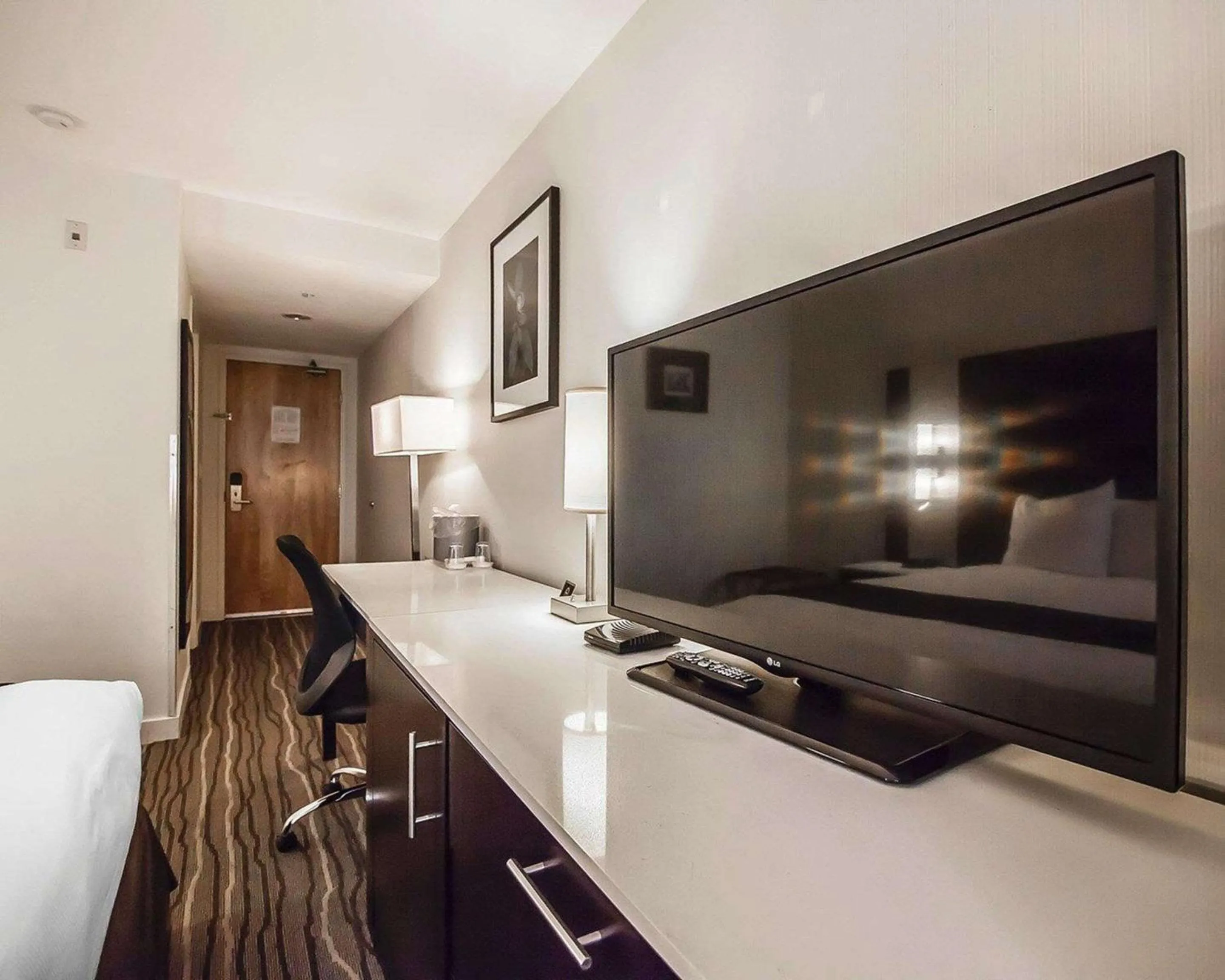 Photo of the whole room in Comfort Hotel Vancouver Airport