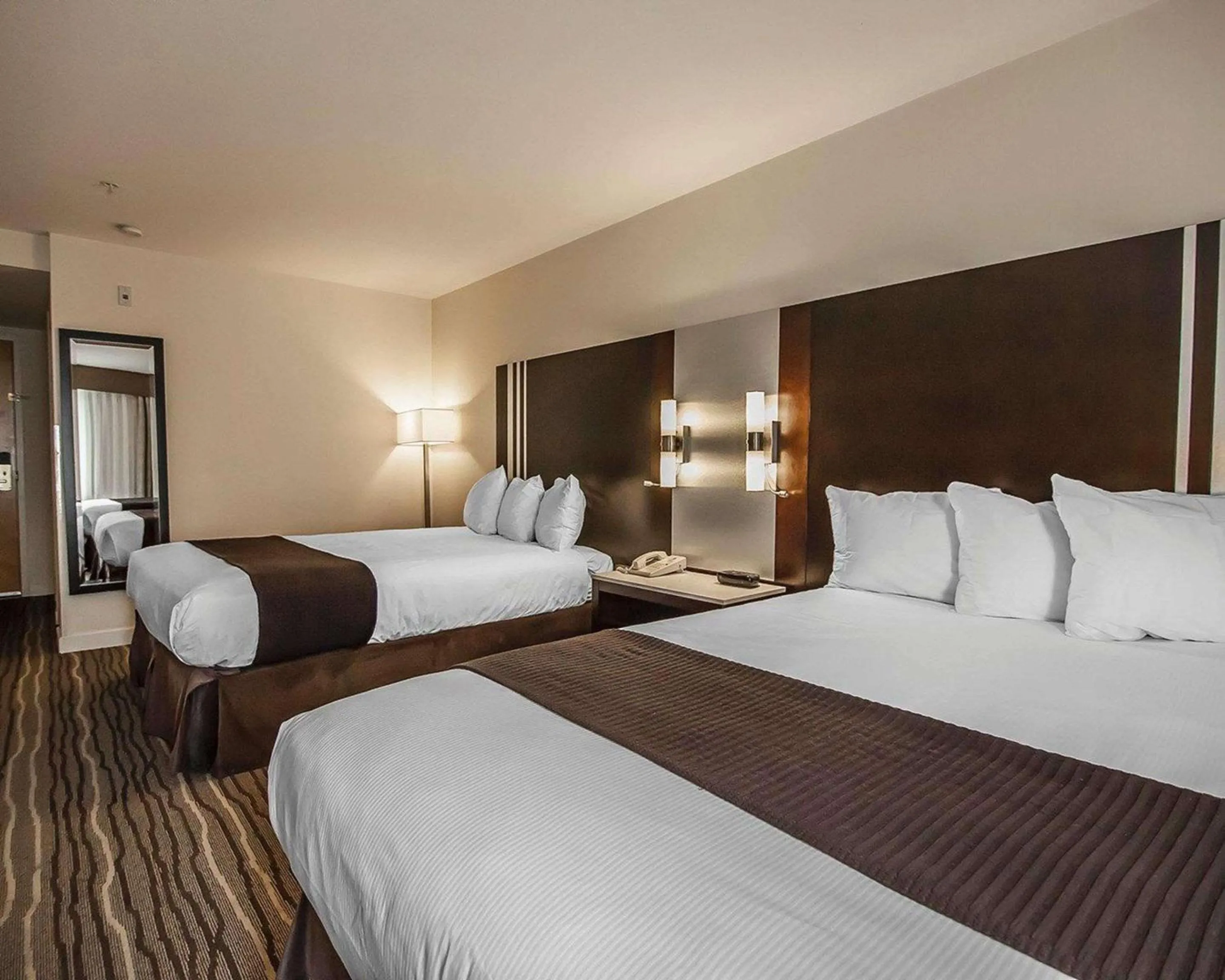 Photo of the whole room, Bed in Comfort Hotel Vancouver Airport