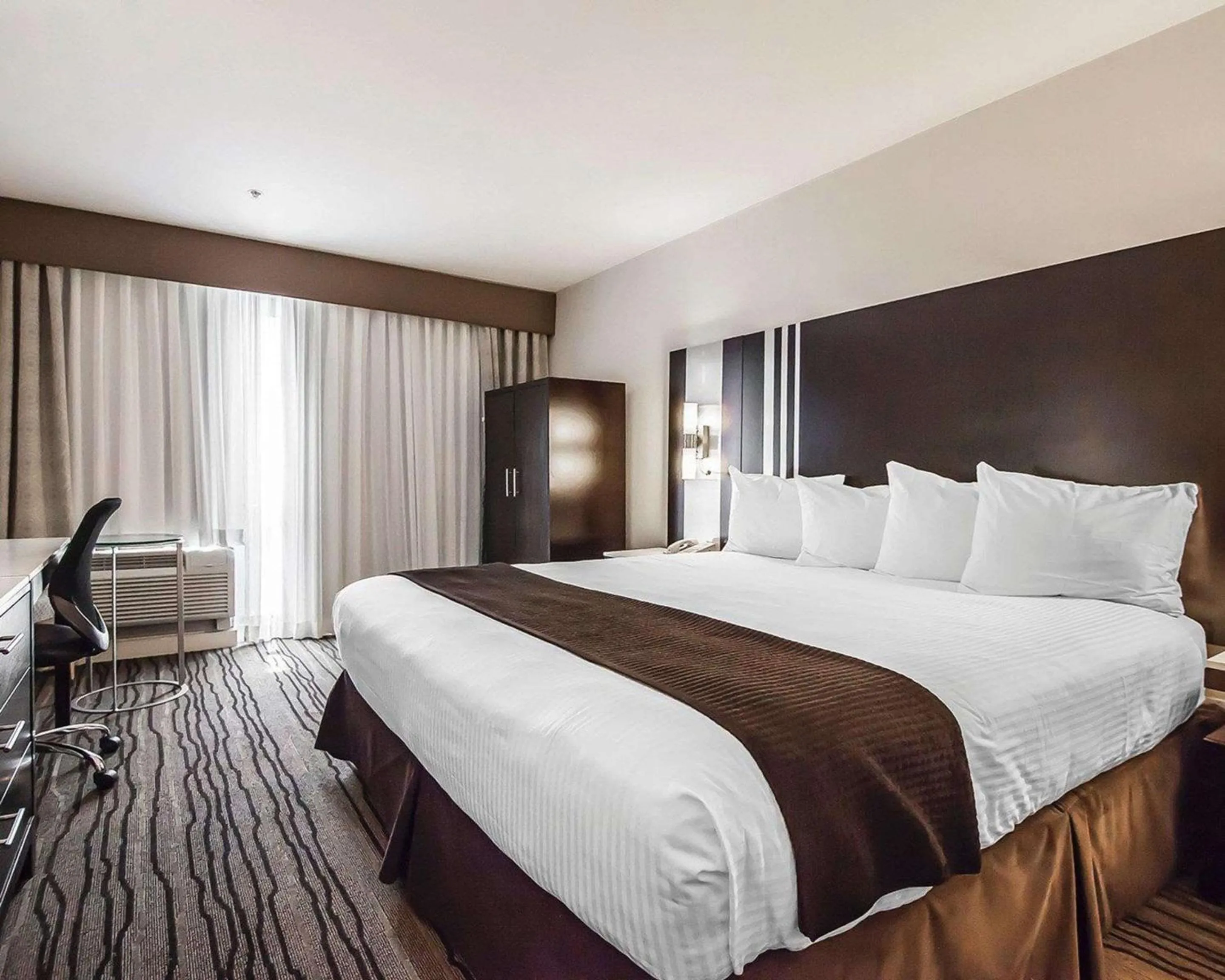 Photo of the whole room, Bed in Comfort Hotel Vancouver Airport