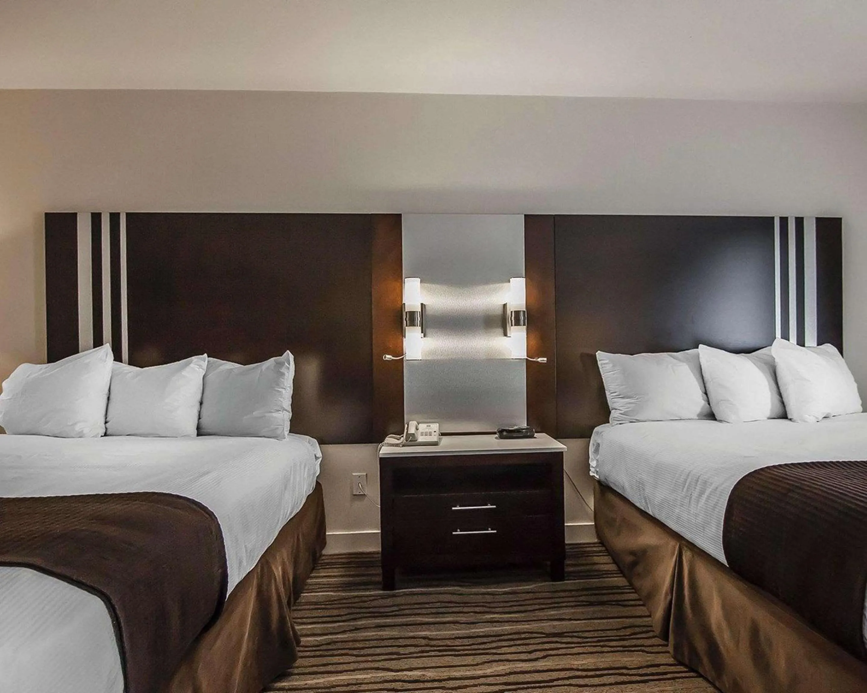 Photo of the whole room, Bed in Comfort Hotel Vancouver Airport