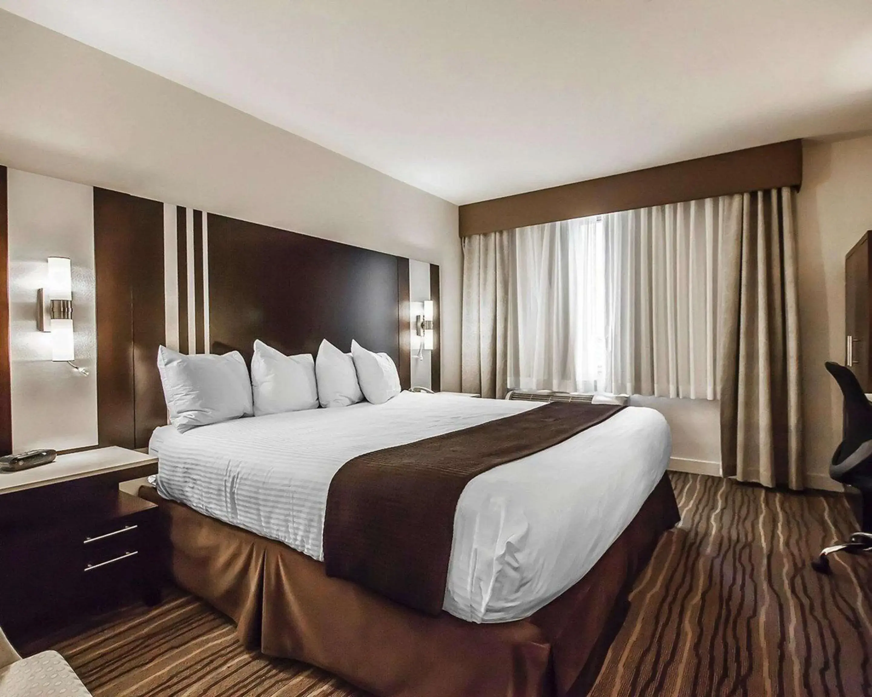 King Room - Non-Smoking in Comfort Hotel Vancouver Airport King Room - Non-Smoking in Comfort Hotel Vancouver Airport