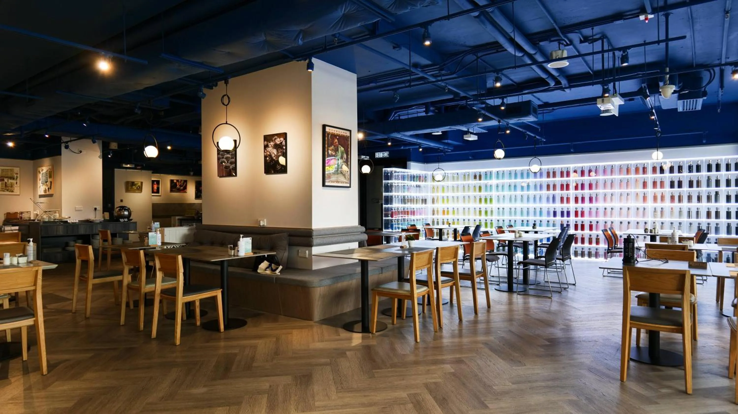 Restaurant/places to eat in Camlux Hotel