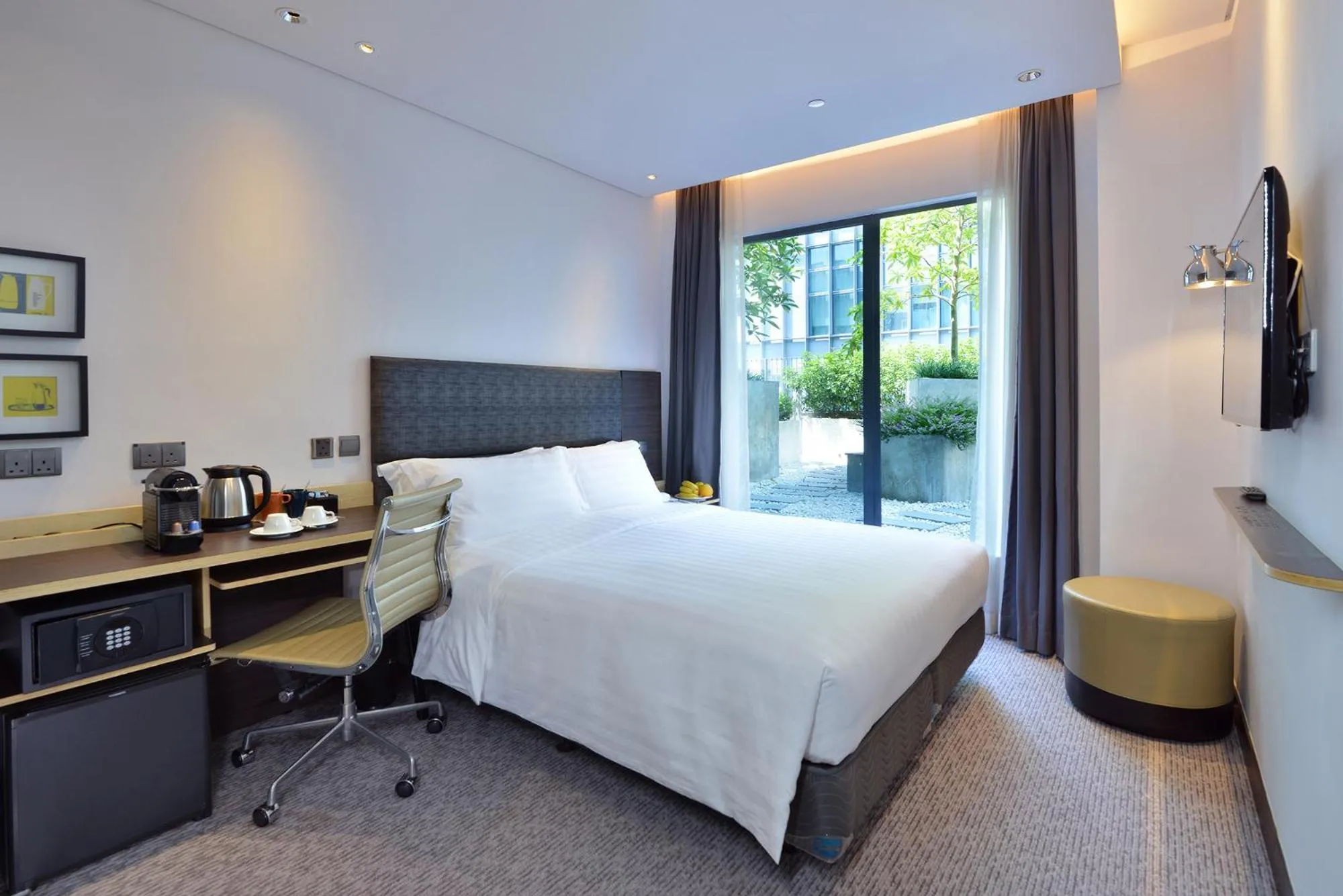 Bedroom, Bed in Camlux Hotel
