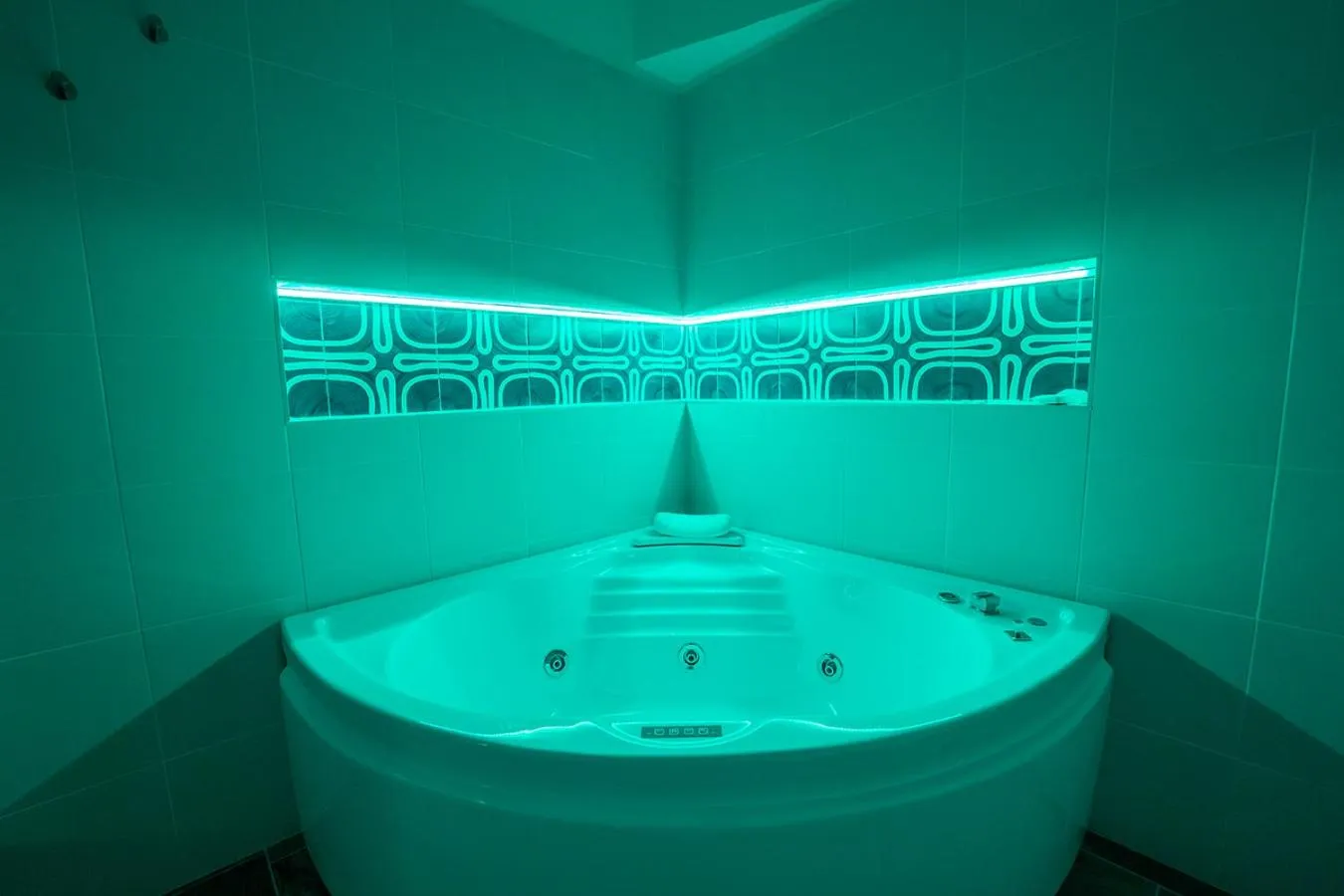 Hot Tub in PC Boutique H Napoli Centro, by ClaPa Group