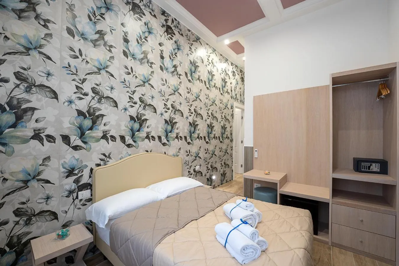 Photo of the whole room, Bed in PC Boutique H Napoli Centro, by ClaPa Group
