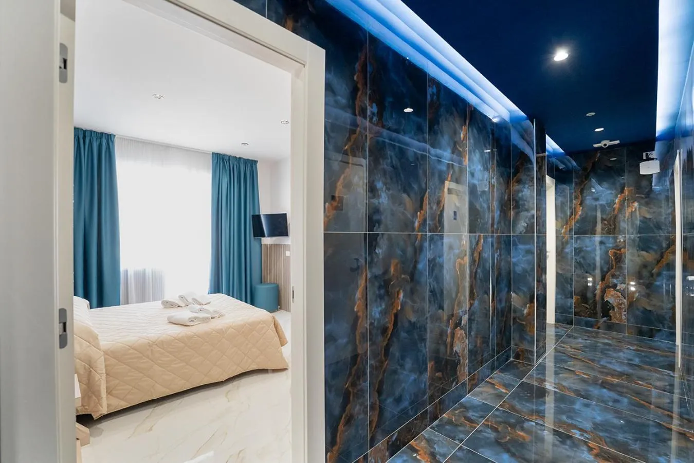 Shower, Bed in PC Boutique H Napoli Centro, by ClaPa Group