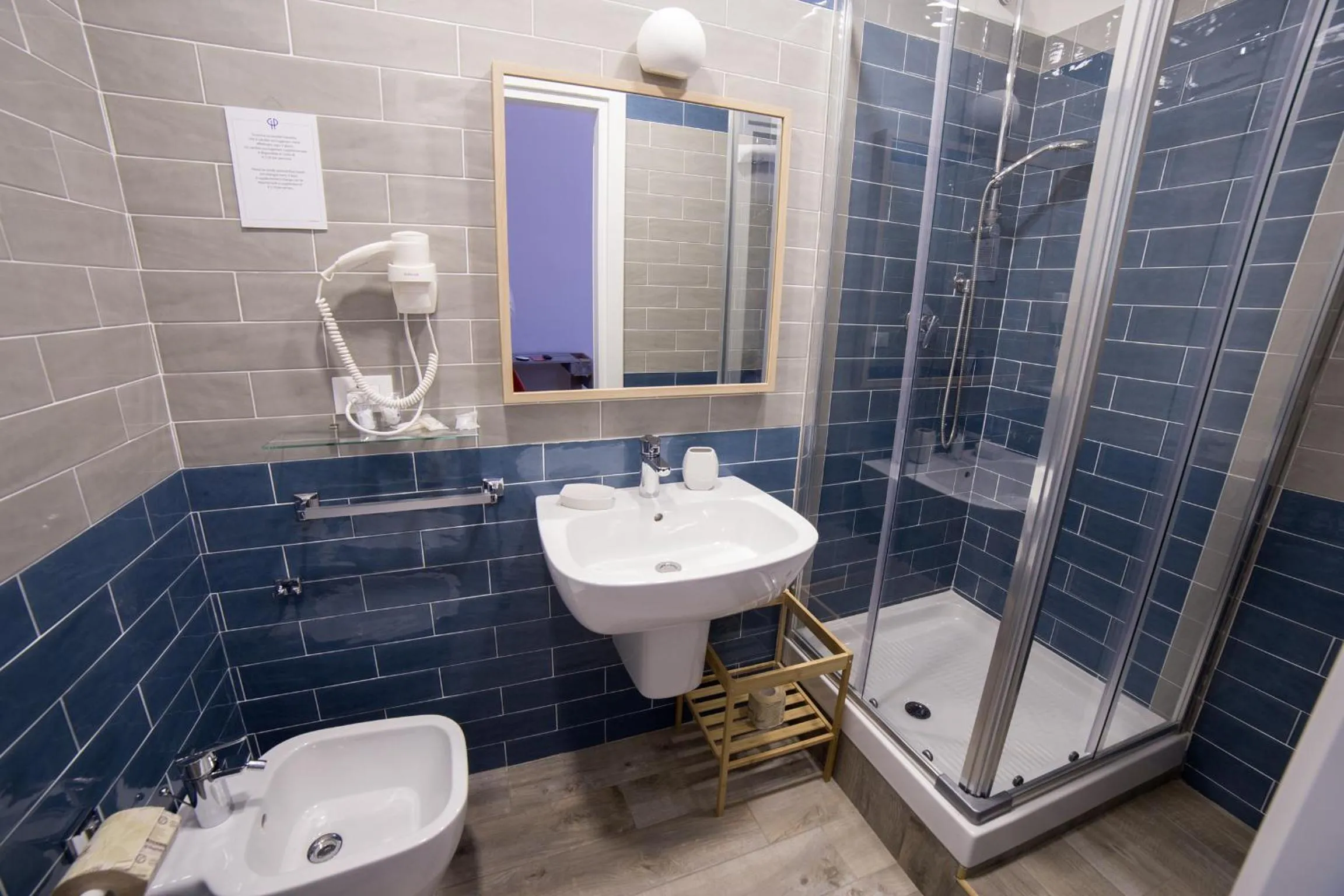 Shower in PC Boutique H Napoli Centro, by ClaPa Group