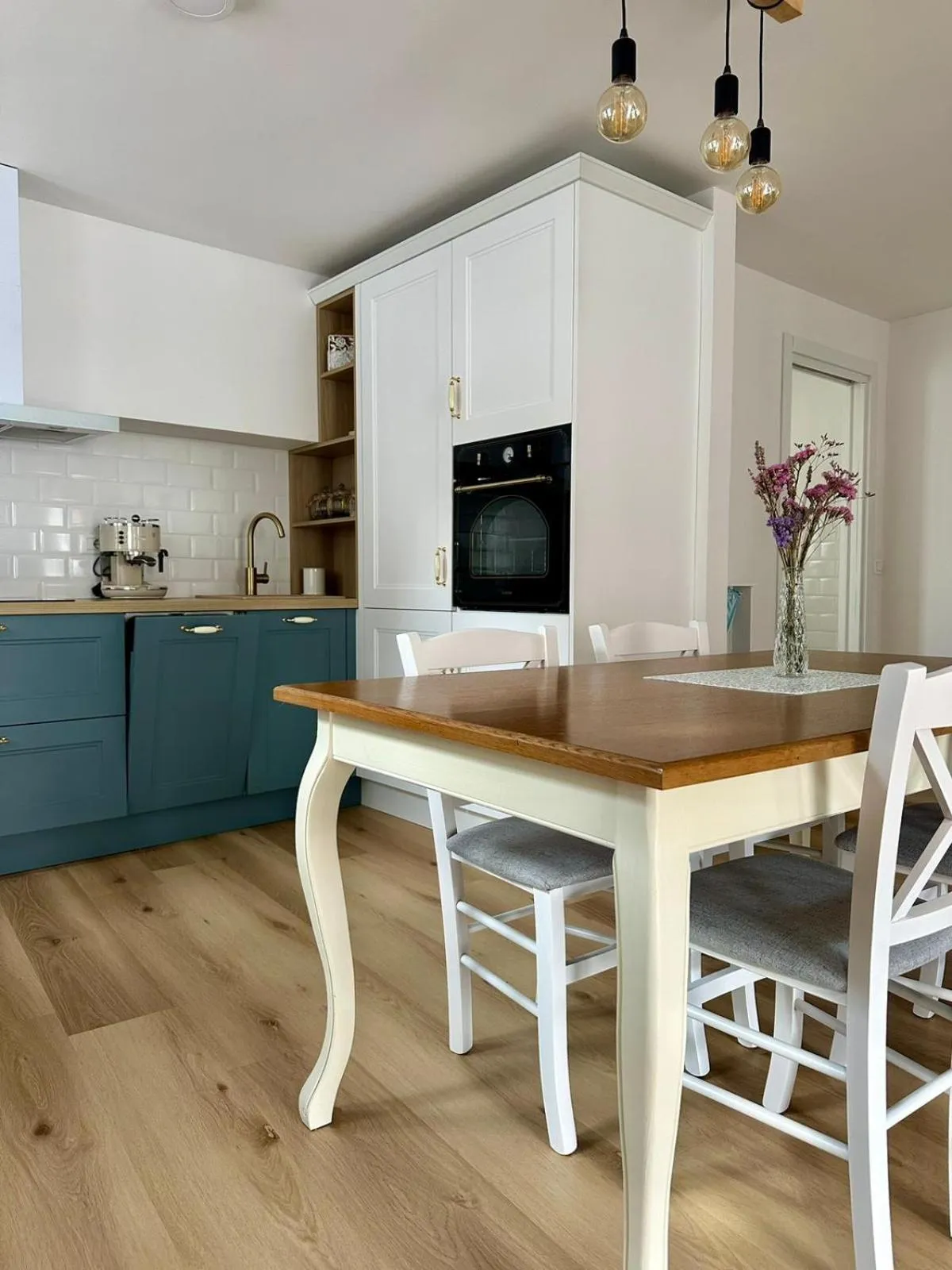 Dining area in Hisa Rejmr with private parking