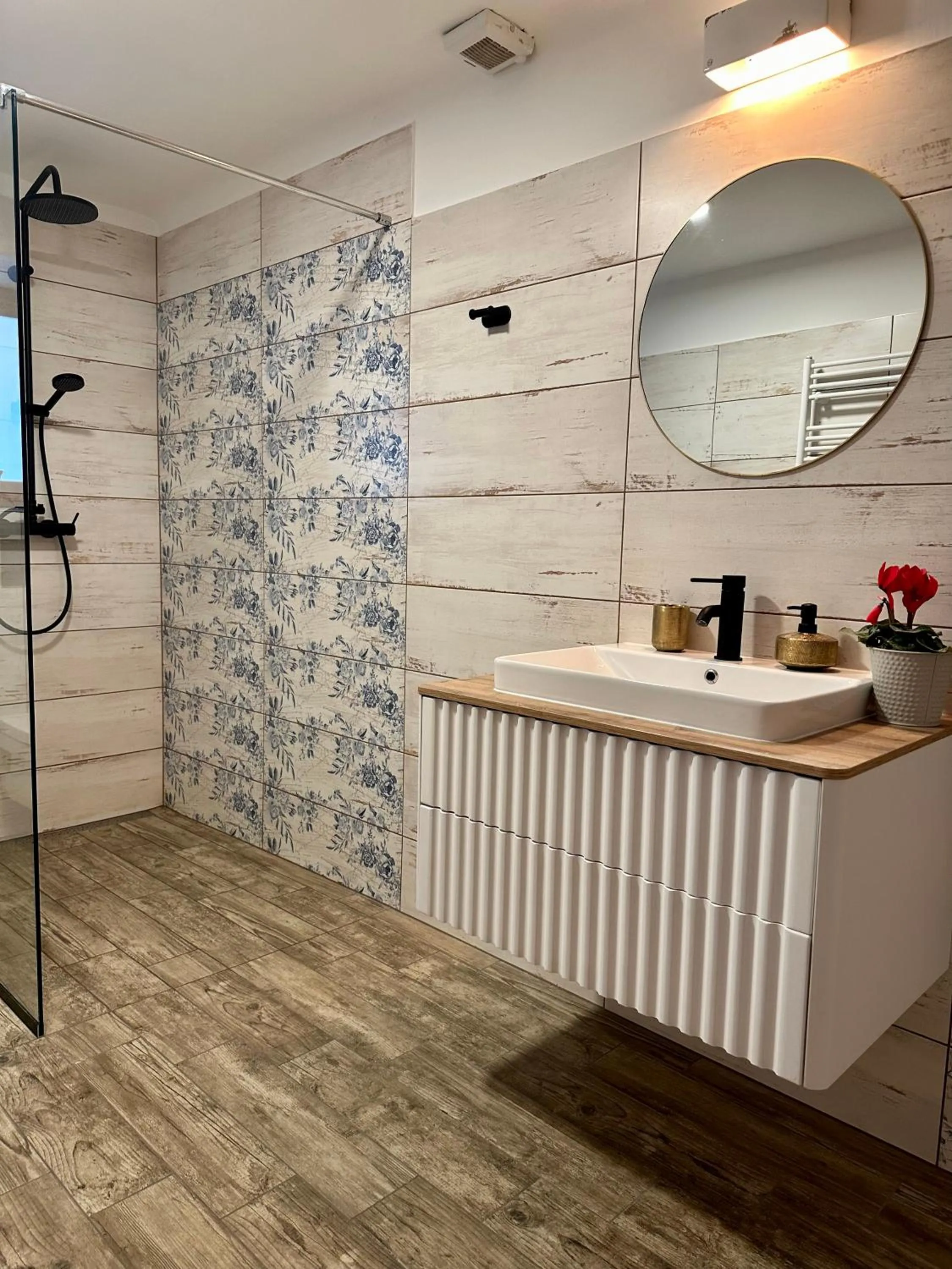 Bathroom in Hisa Rejmr with private parking