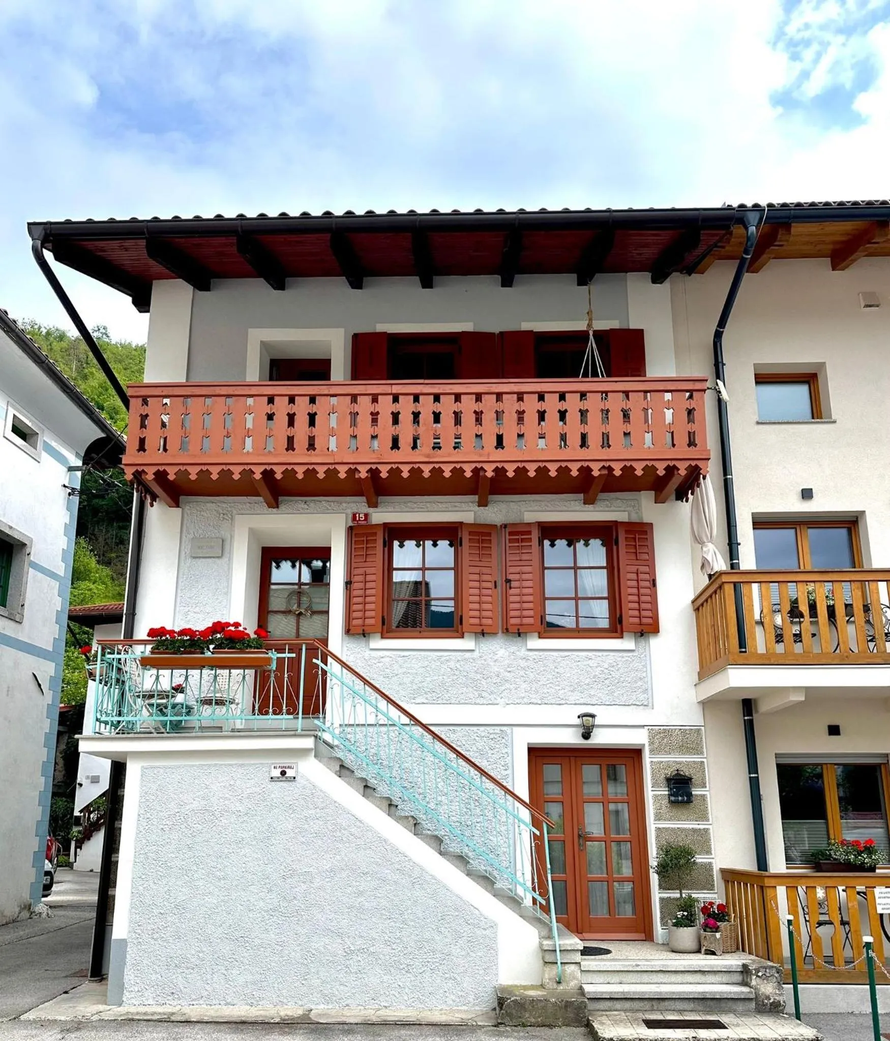 Property building in Hisa Rejmr with private parking