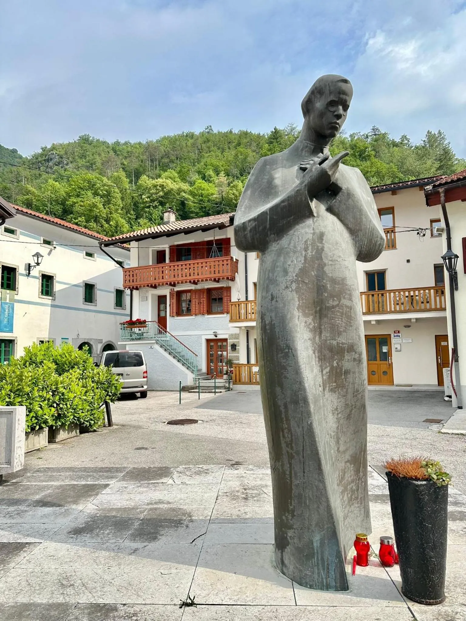 Property building in Hisa Rejmr with private parking