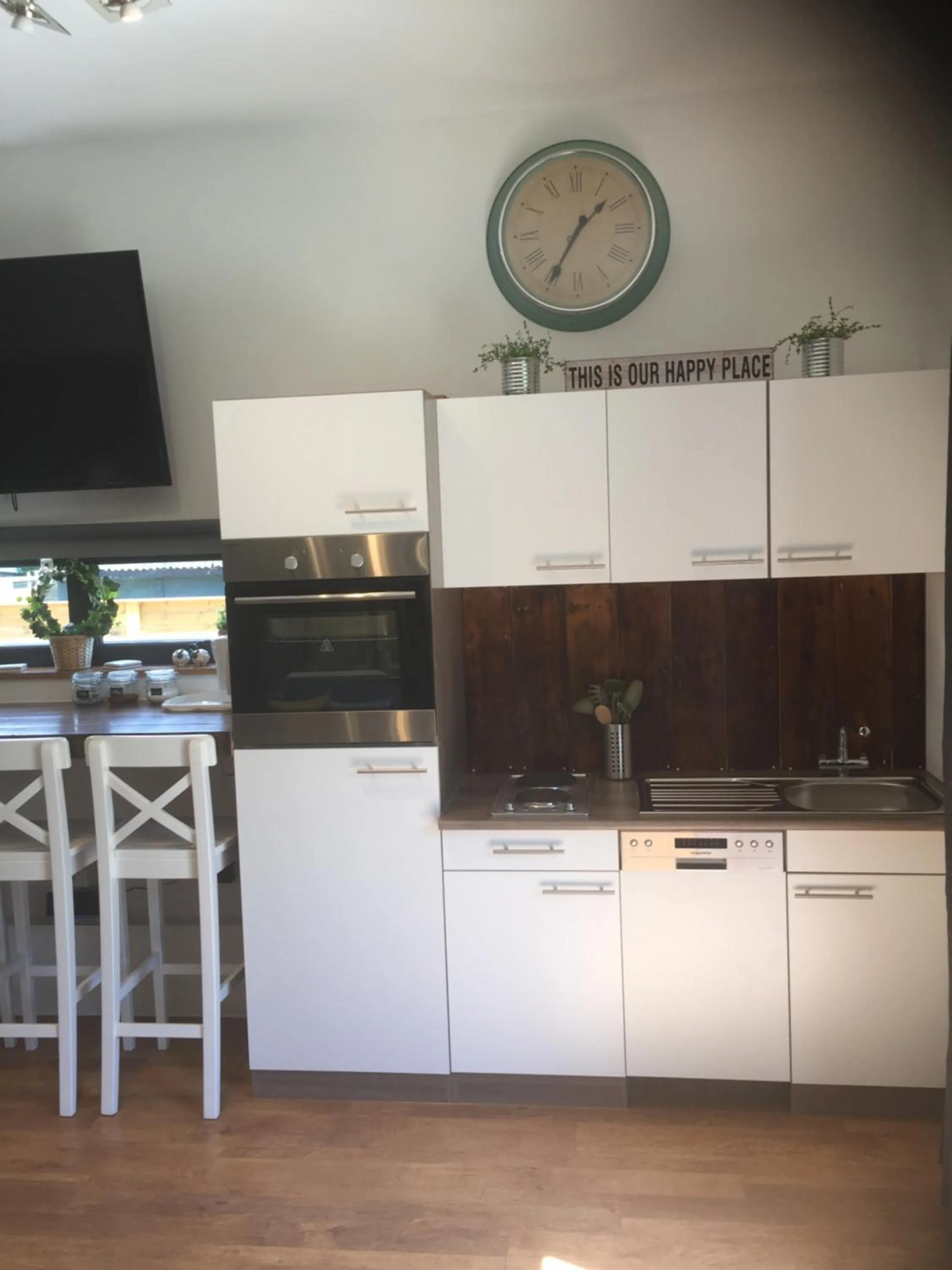 Kitchen or kitchenette in Willow Court Farm Studio South & Petting Farm, 8 mins from Legoland & Windsor, 15 mins from Lapland UK