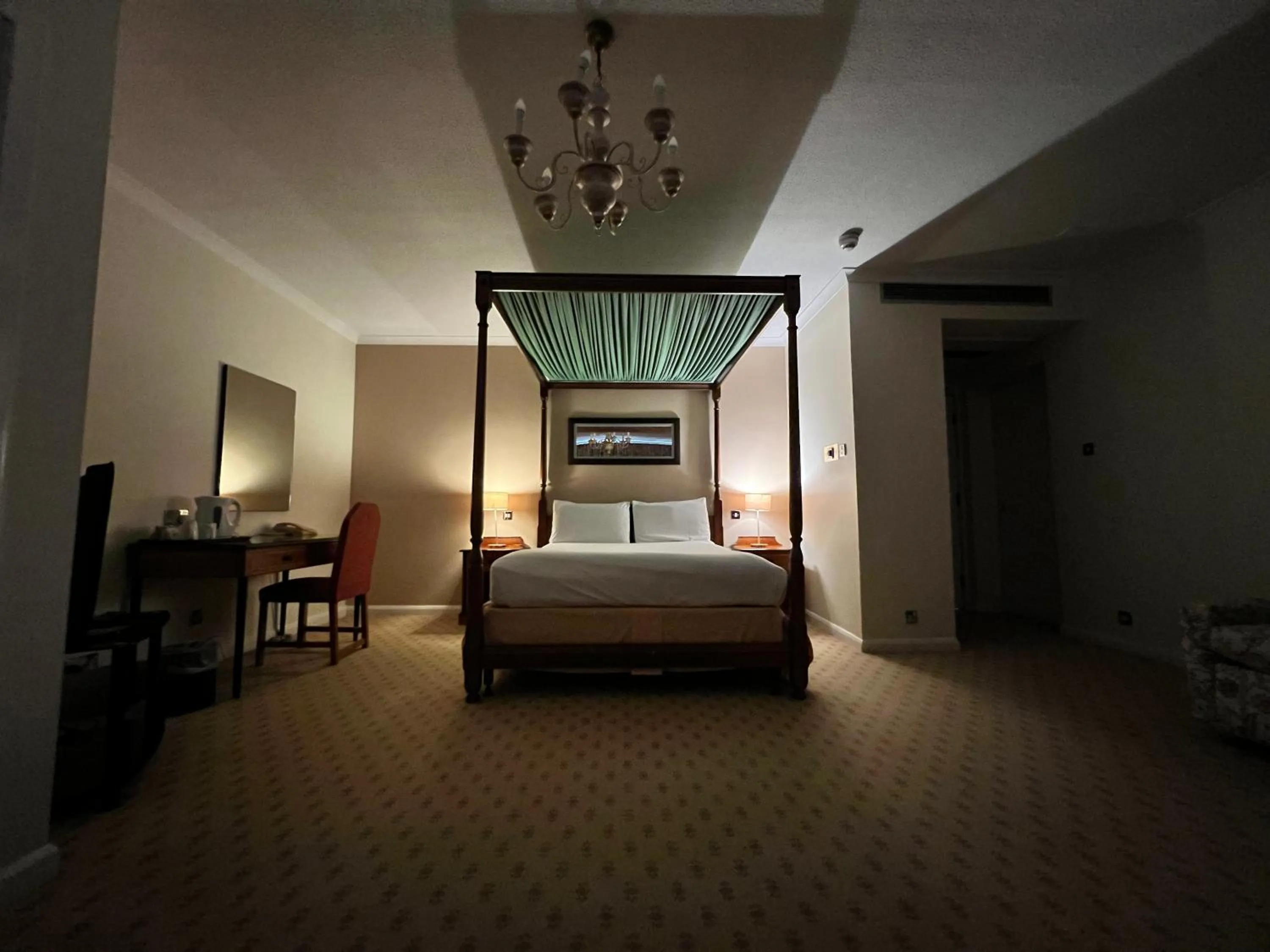 Property building, Bed in Brook Mollington Banastre Hotel & Spa