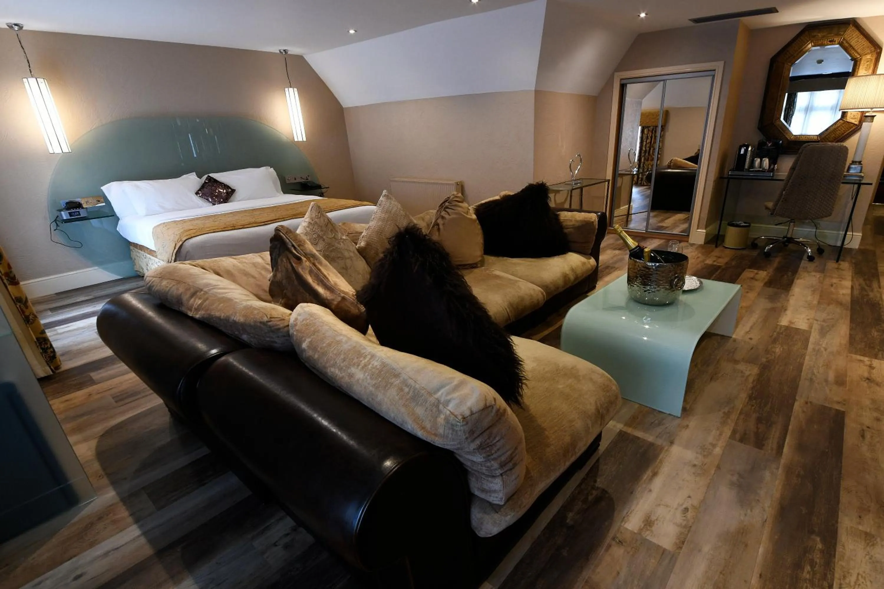 Living room, Bed in Best Western Premier Doncaster Mount Pleasant Hotel