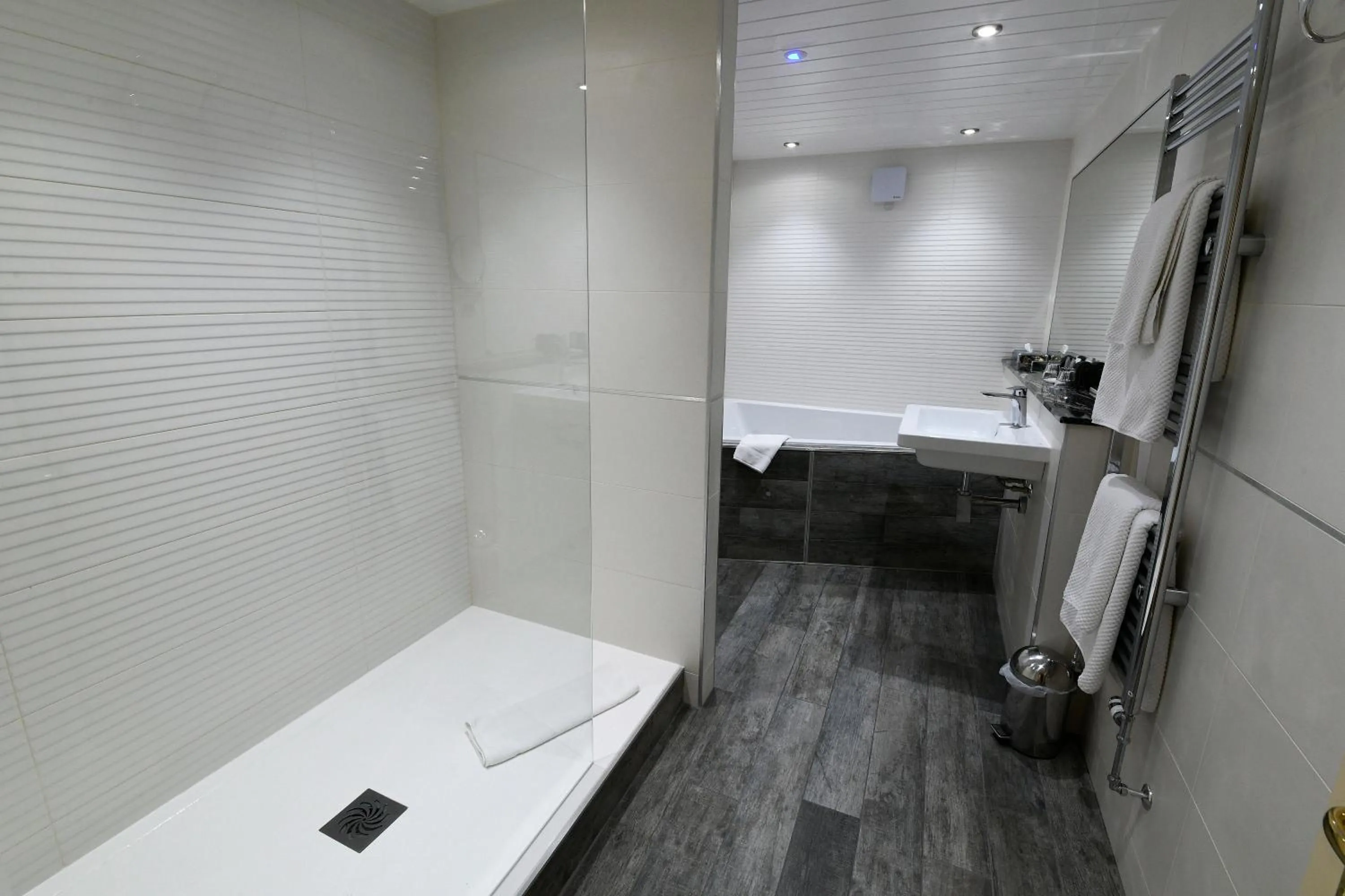 Bathroom in Best Western Premier Doncaster Mount Pleasant Hotel