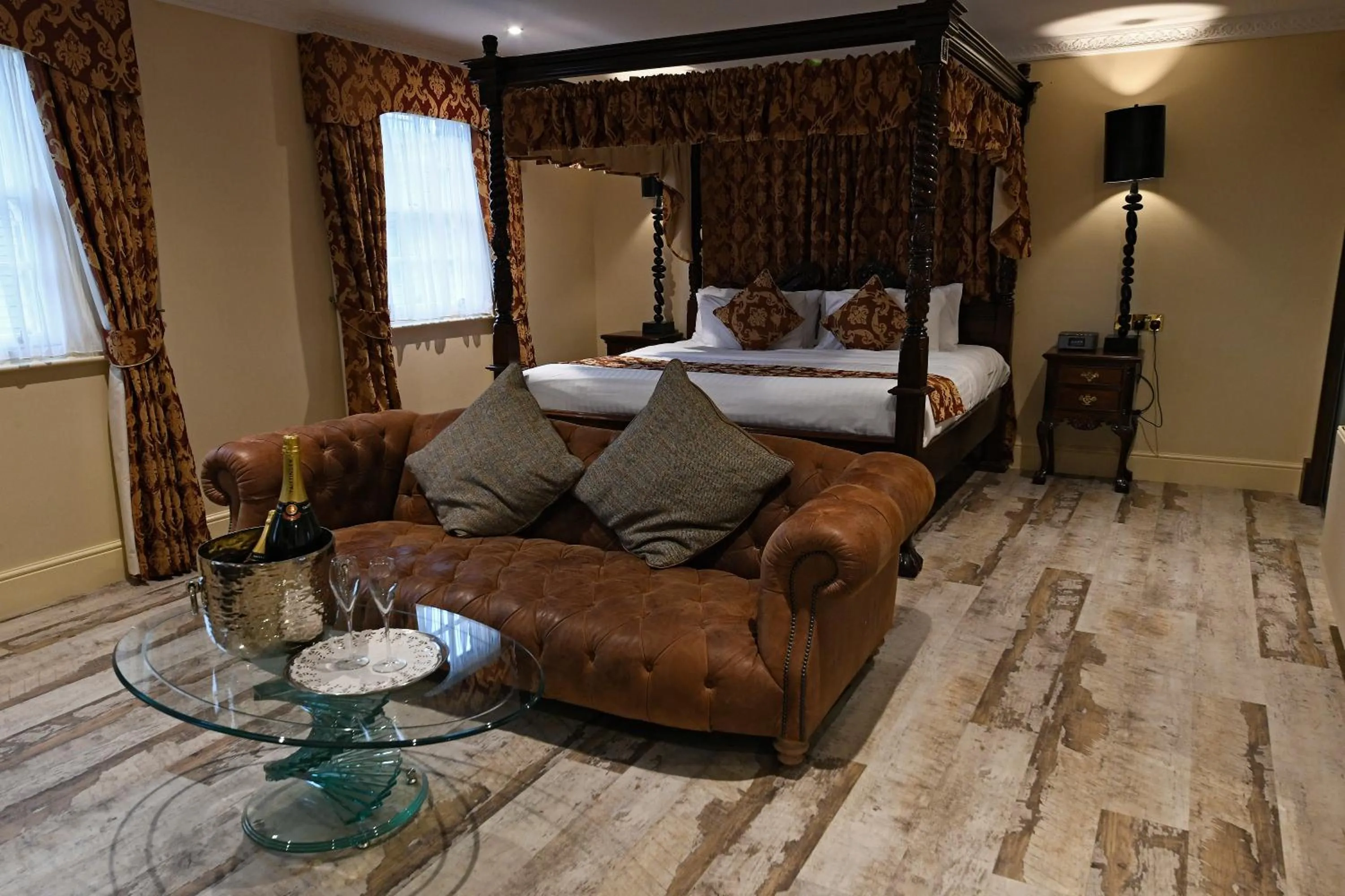 Living room, Bed in Best Western Premier Doncaster Mount Pleasant Hotel