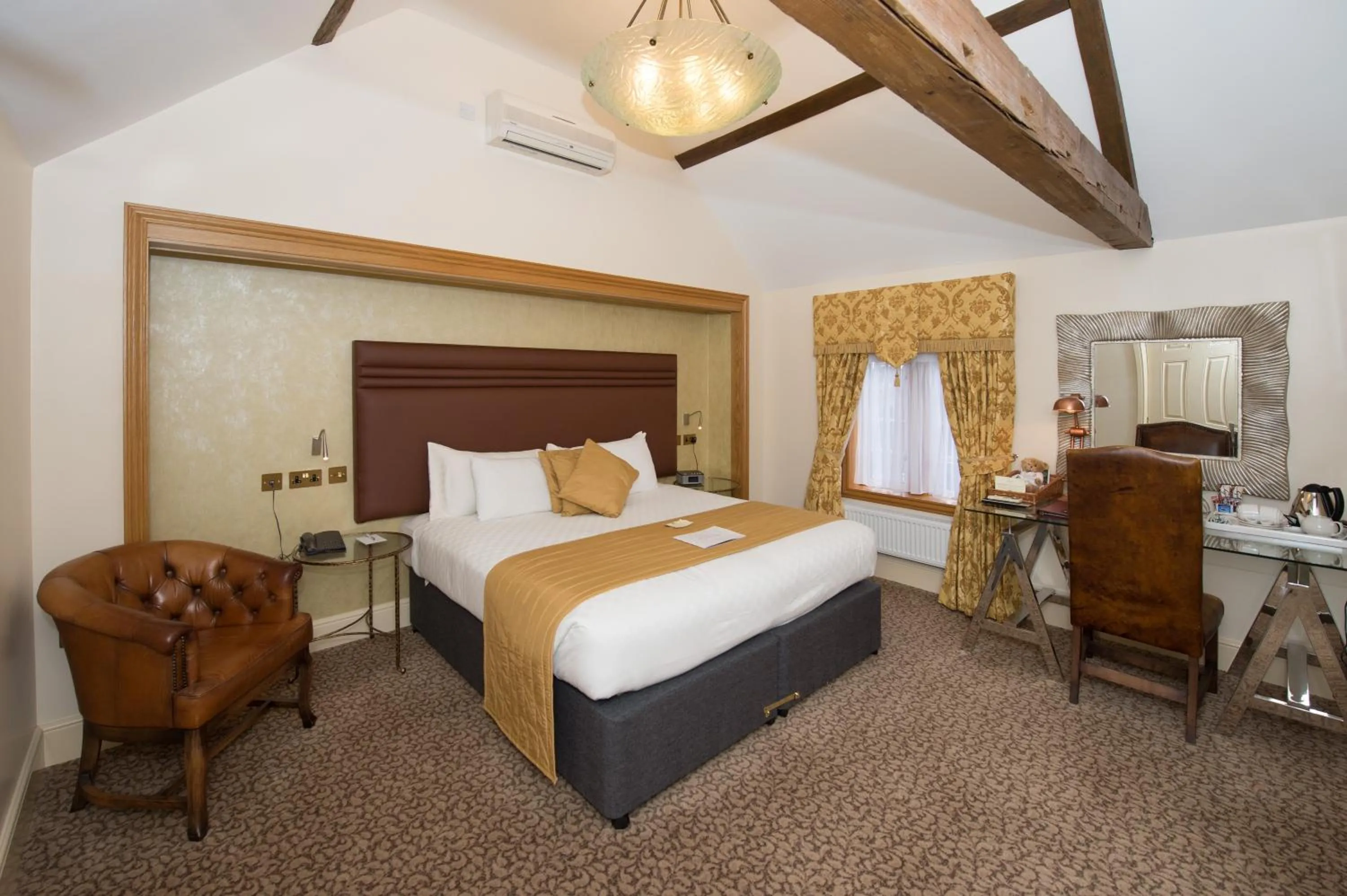 Photo of the whole room, Bed in Best Western Premier Doncaster Mount Pleasant Hotel