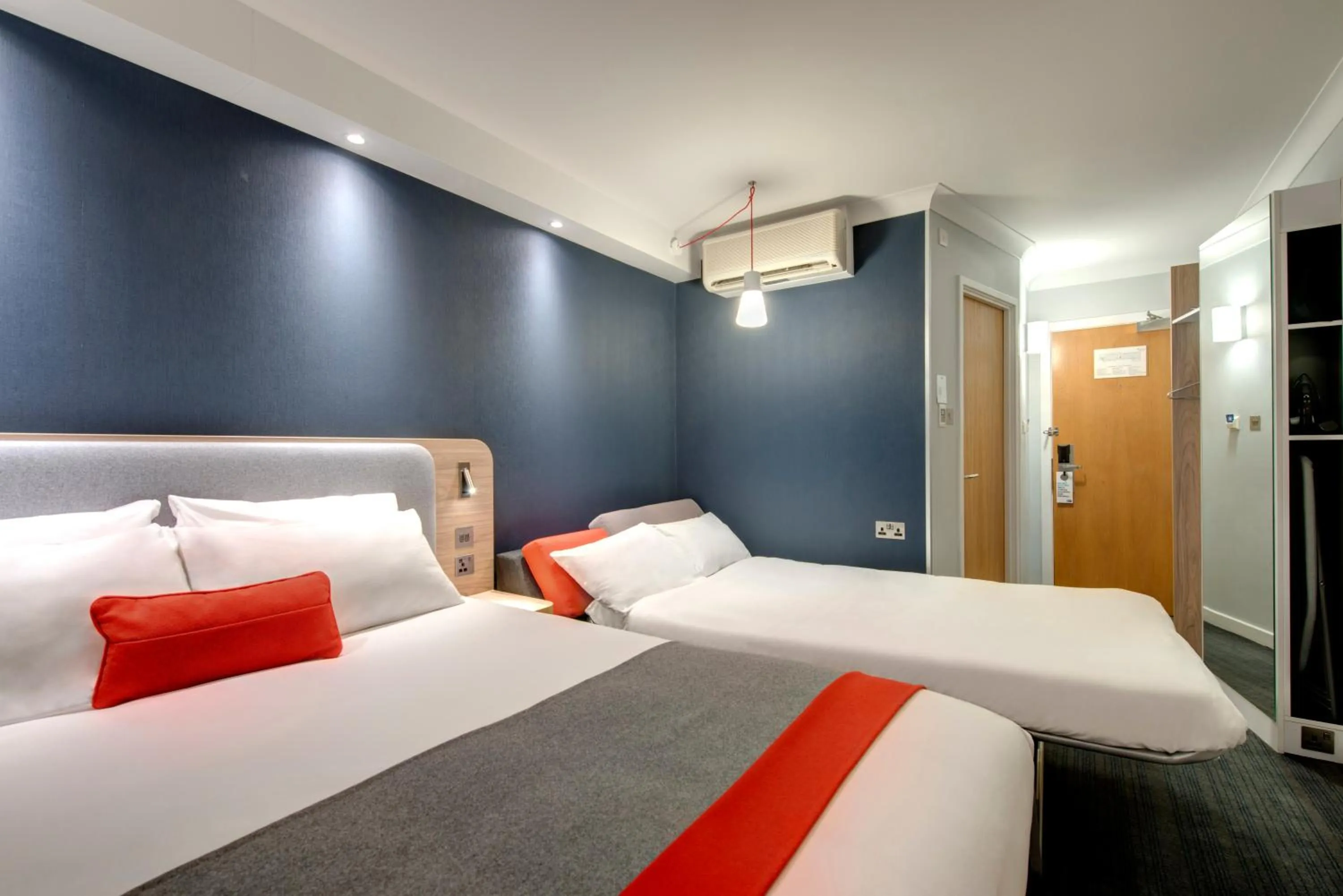 Photo of the whole room, Bed in Holiday Inn Express London Luton Airport by IHG