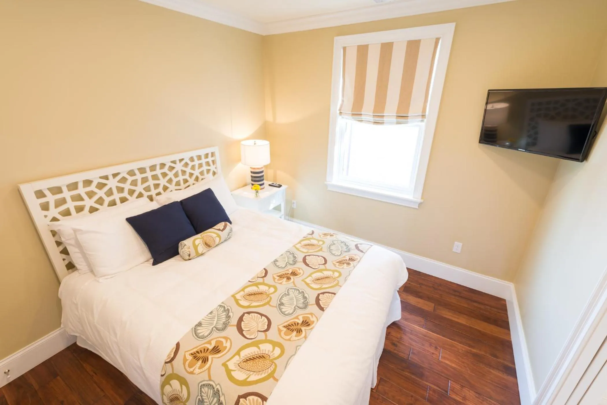 Bedroom, Bed in The Newport Lofts - 546 Thames Street
