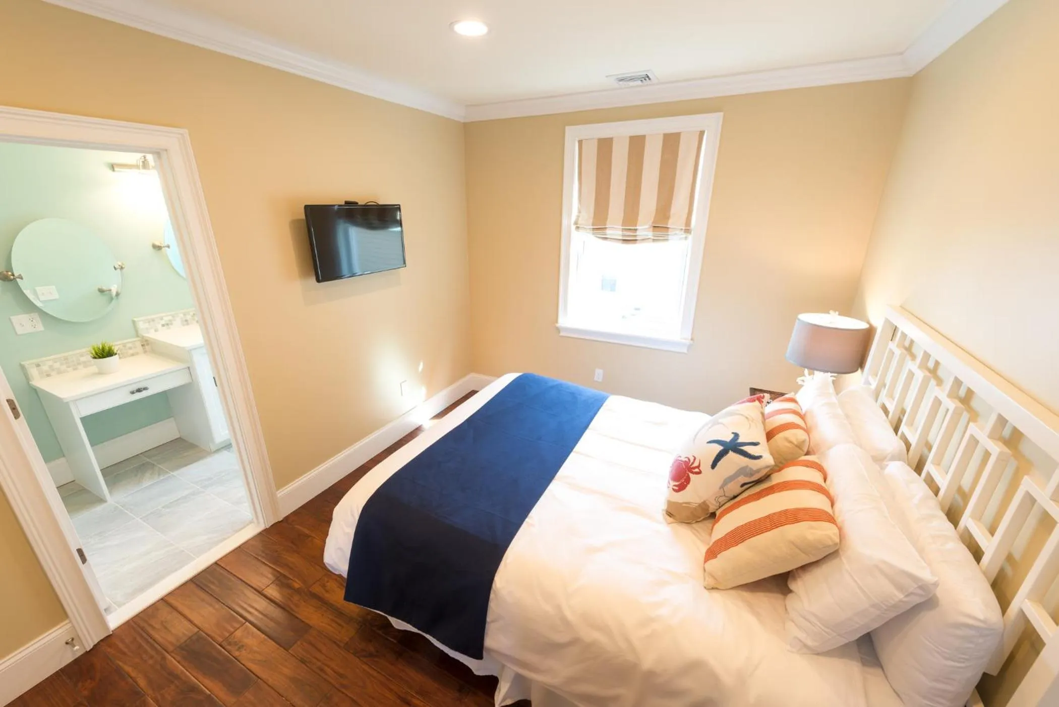 Bedroom, Bed in The Newport Lofts - 546 Thames Street
