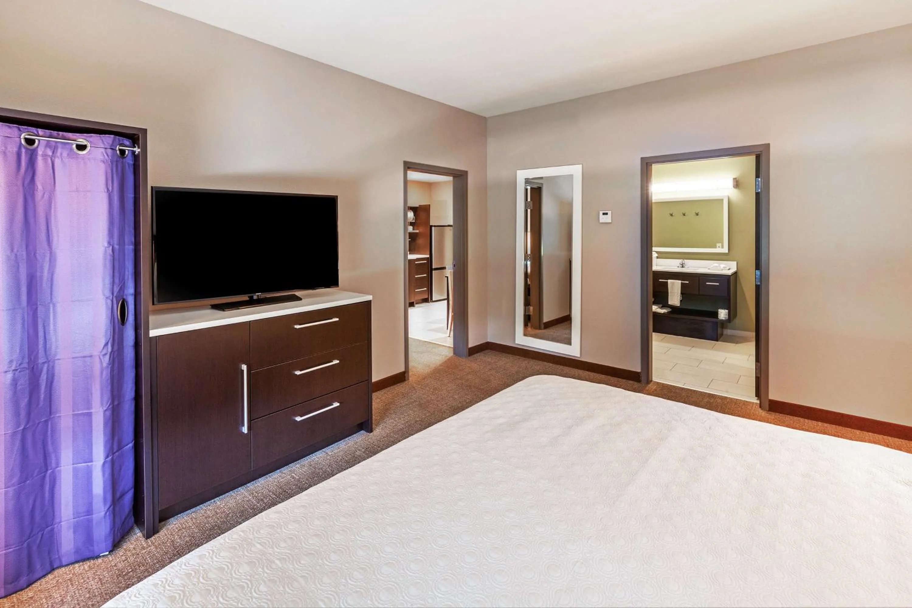 Bedroom, Bed in Home2 Suites By Hilton Gonzales