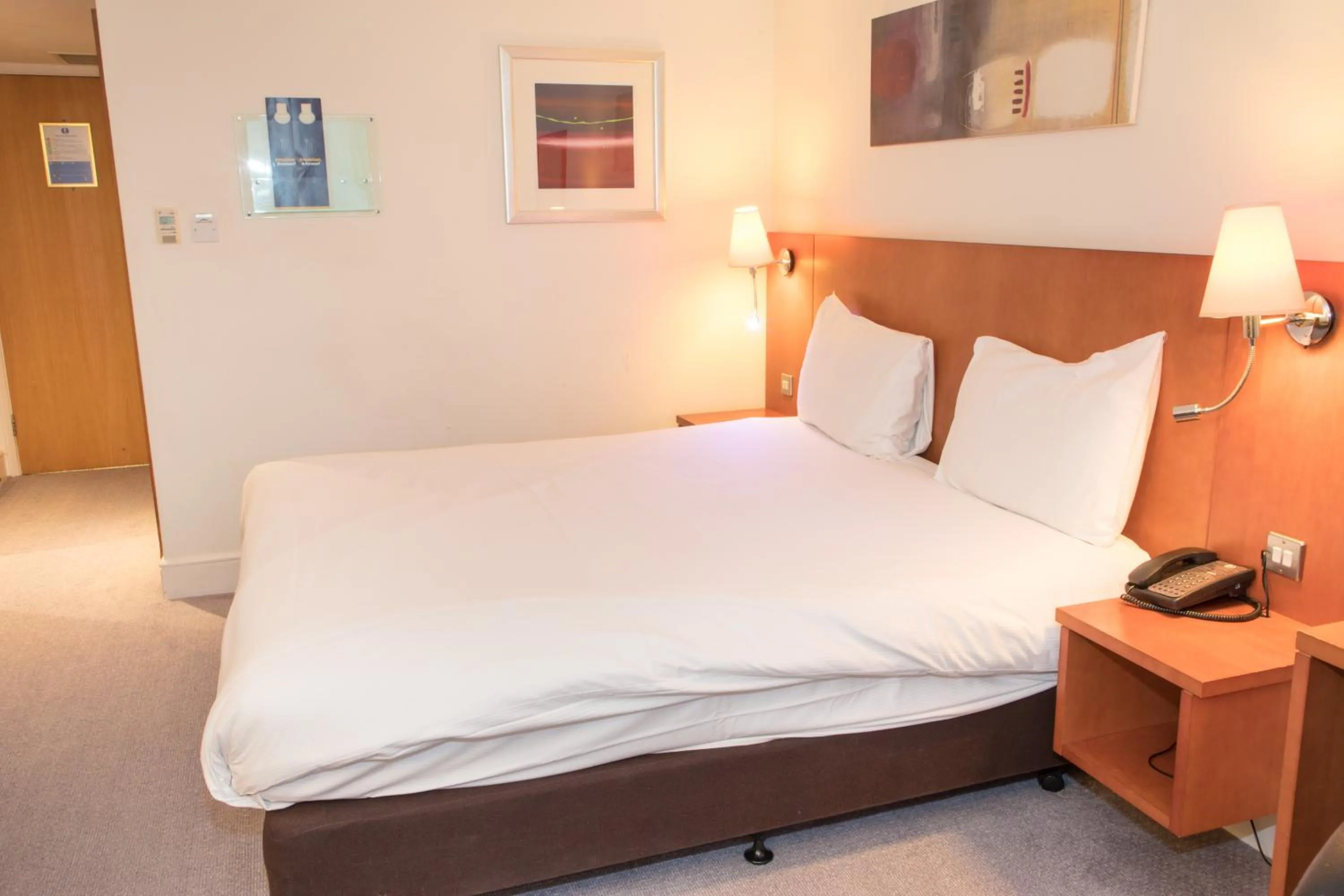 Bed in Best Western Plus Moat House Reading