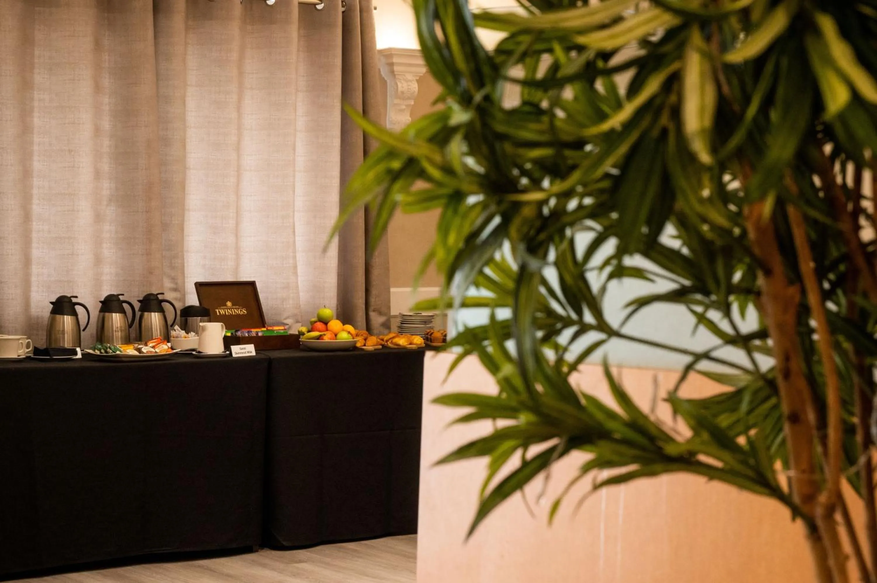 Meeting/conference room in Holiday Inn A55 Chester West by IHG