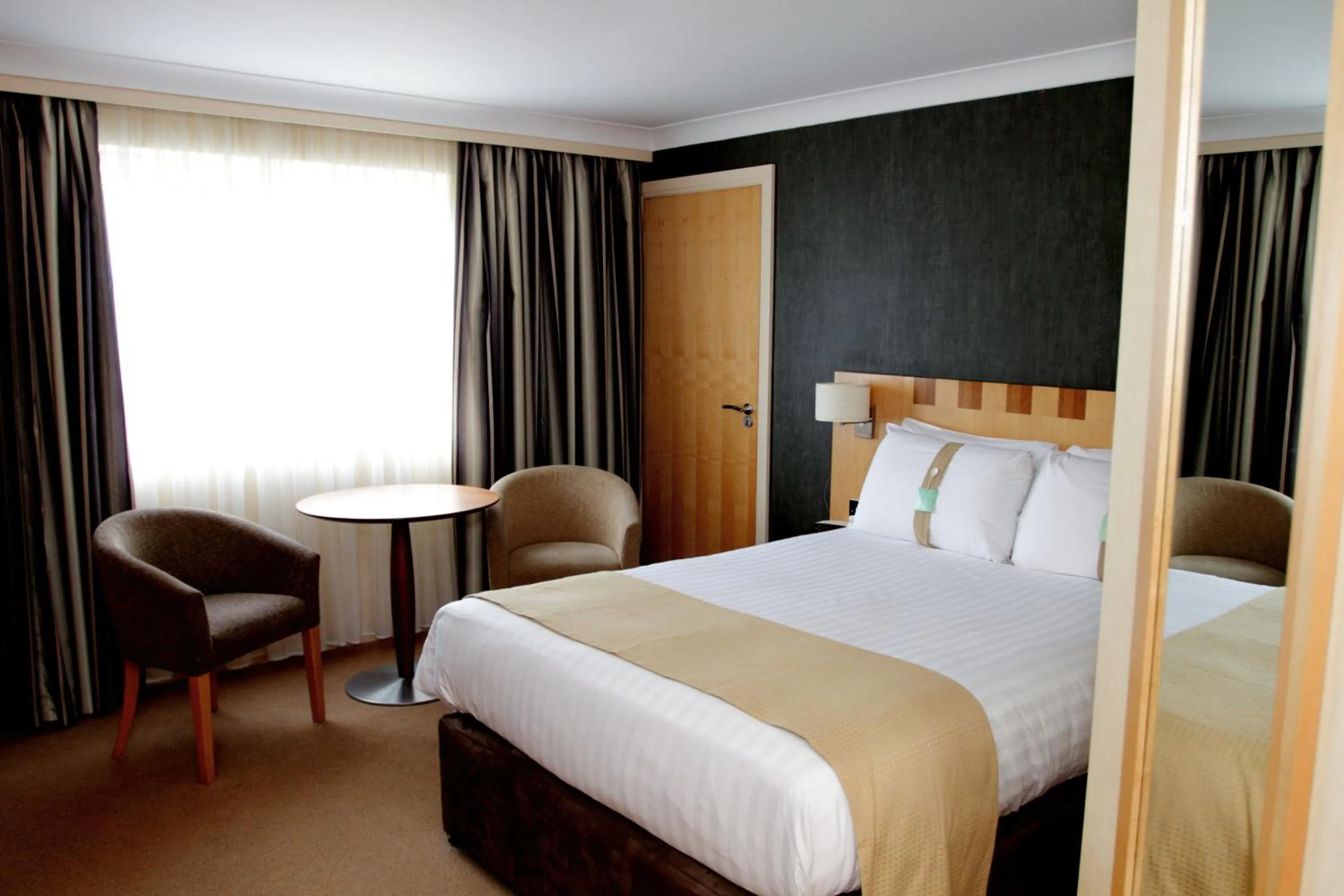 Photo of the whole room, Bed in Holiday Inn A55 Chester West by IHG