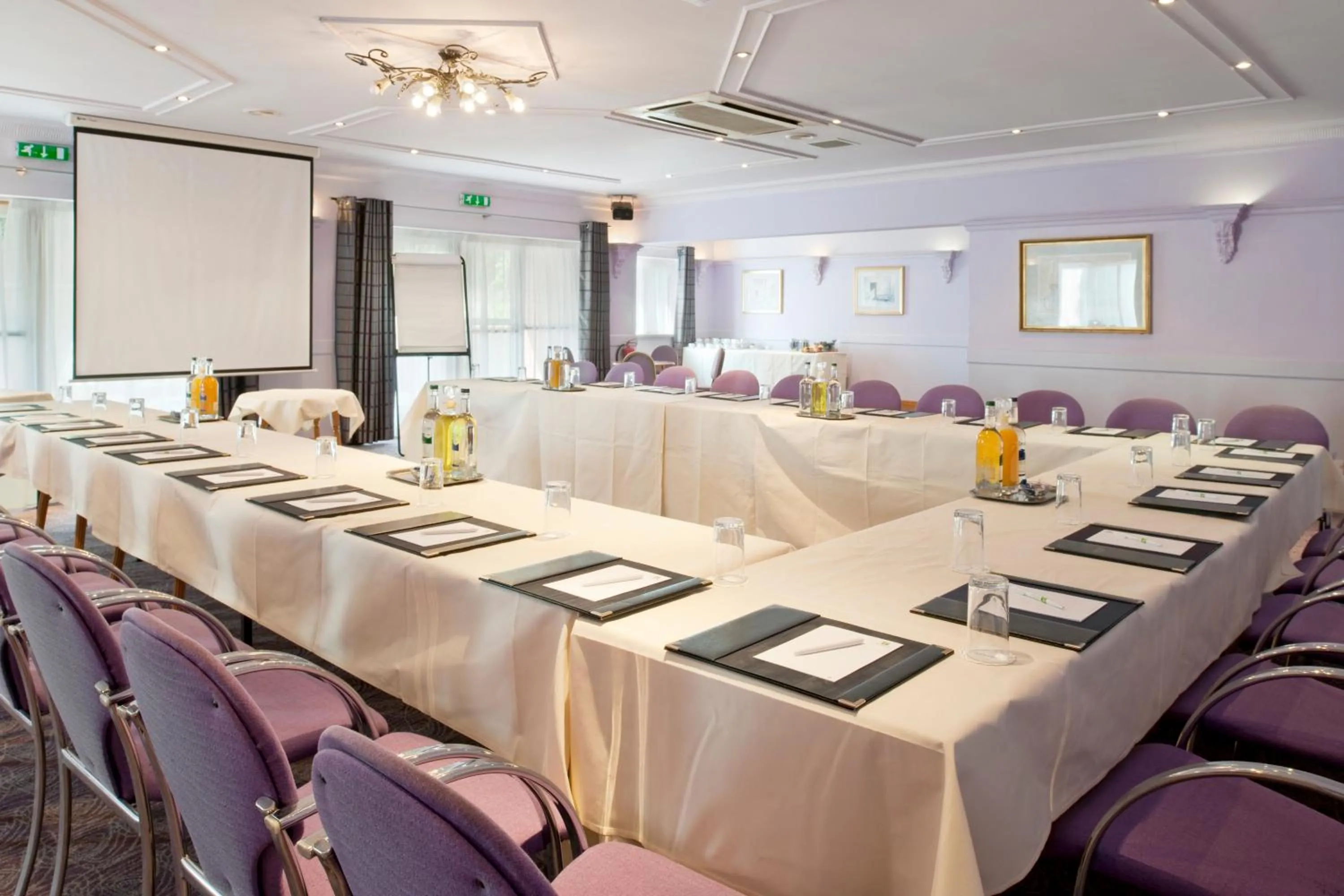 Meeting/conference room in Holiday Inn A55 Chester West by IHG