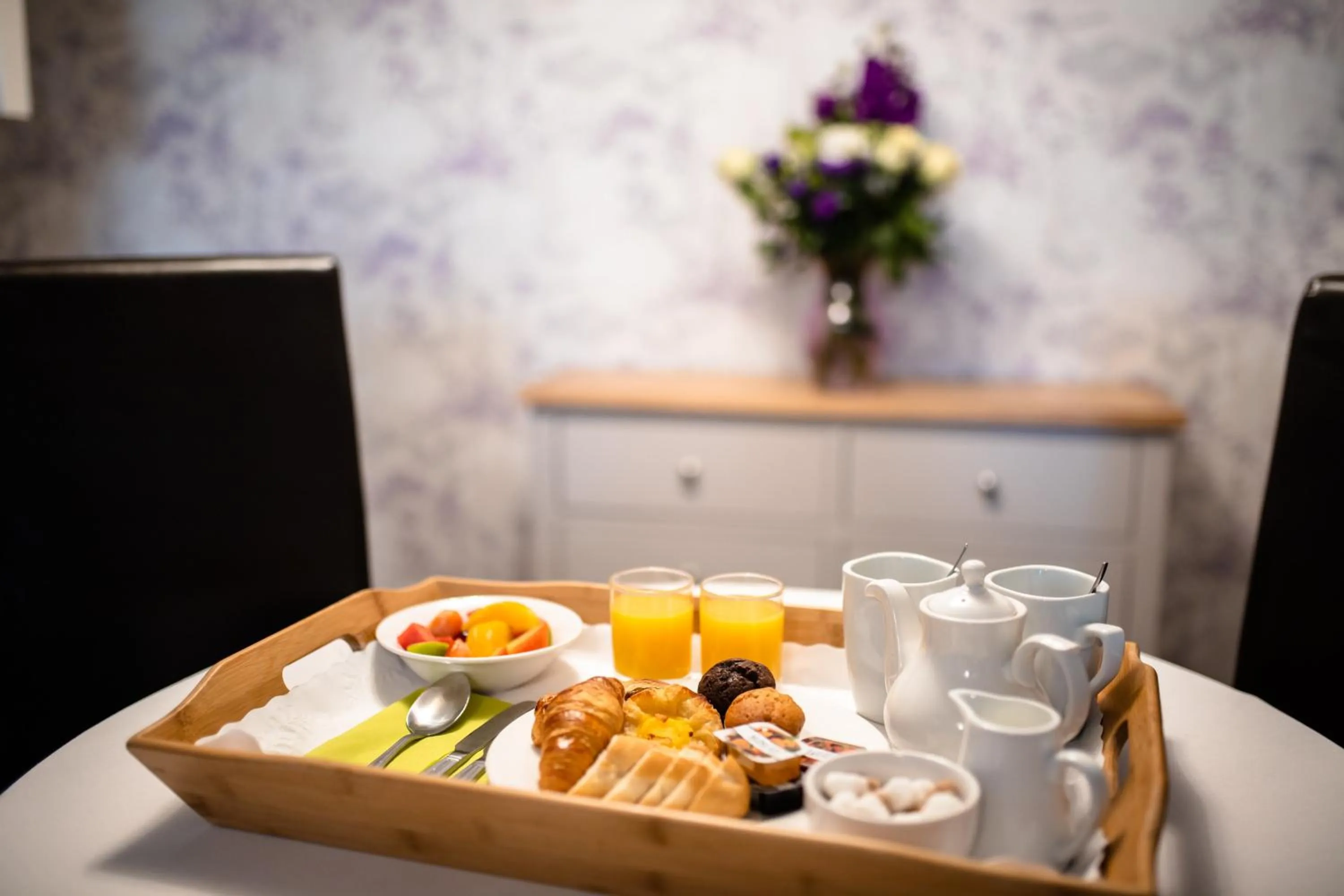 Photo of the whole room in Holiday Inn A55 Chester West by IHG