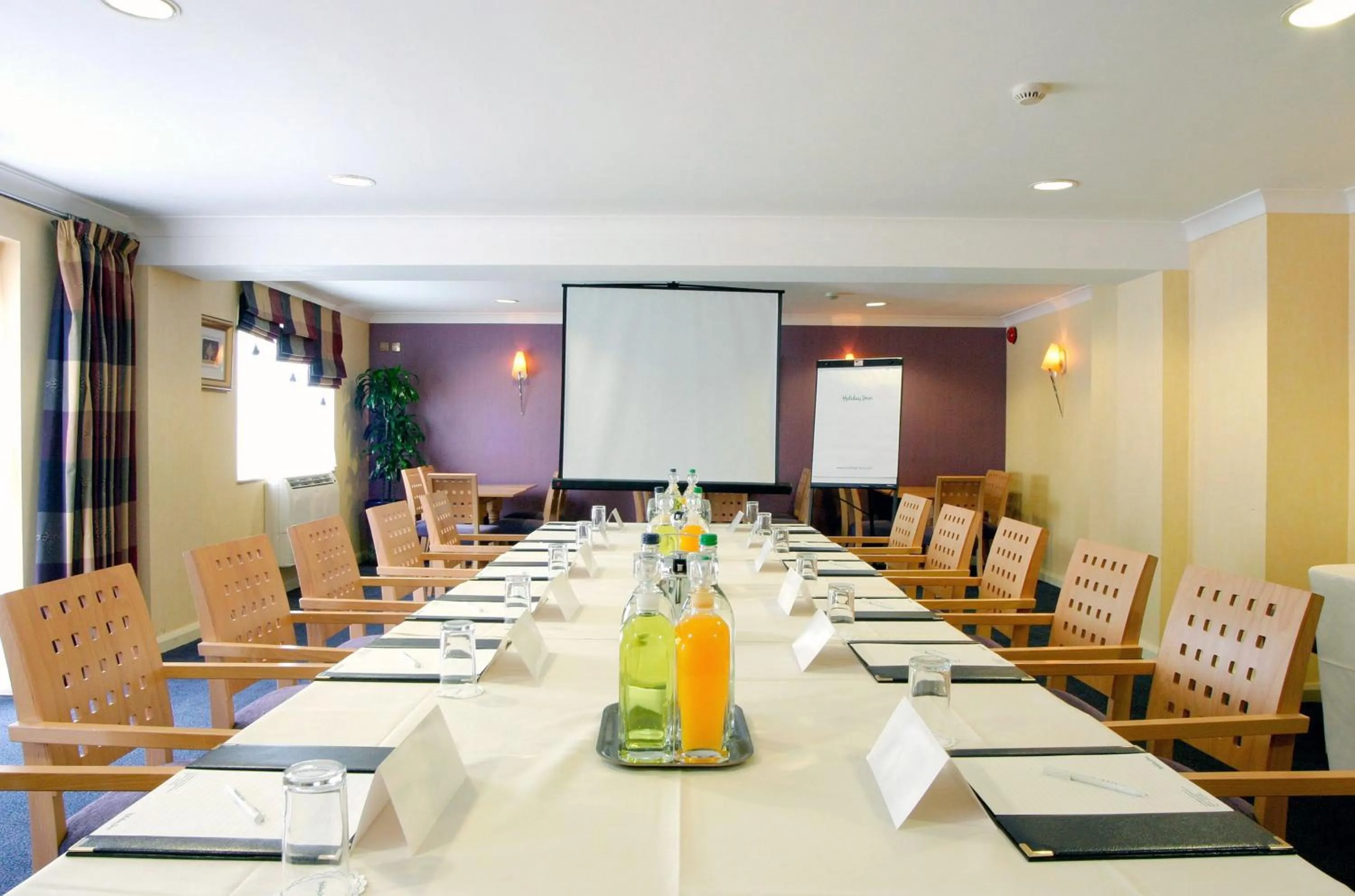 Meeting/conference room in Holiday Inn A55 Chester West by IHG