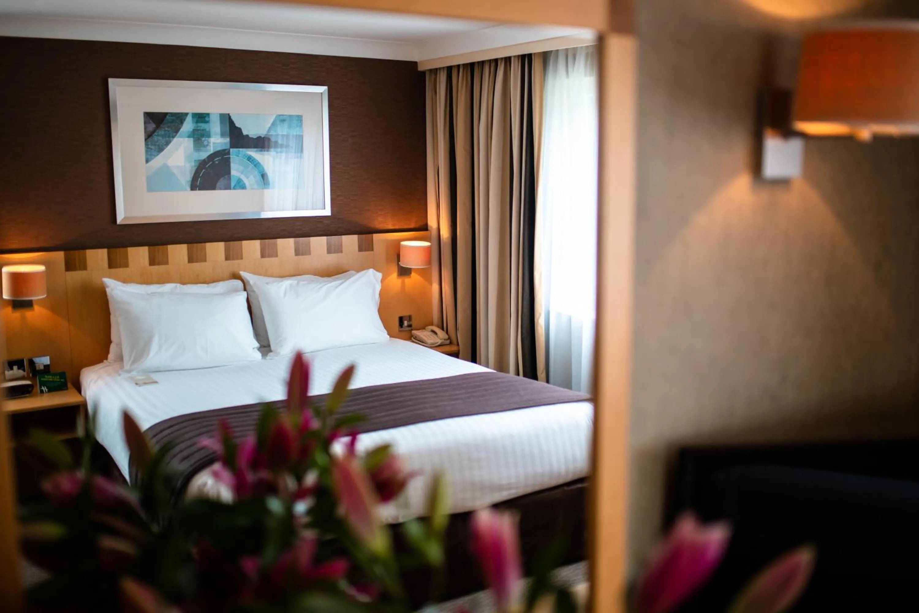 Photo of the whole room, Bed in Holiday Inn A55 Chester West by IHG