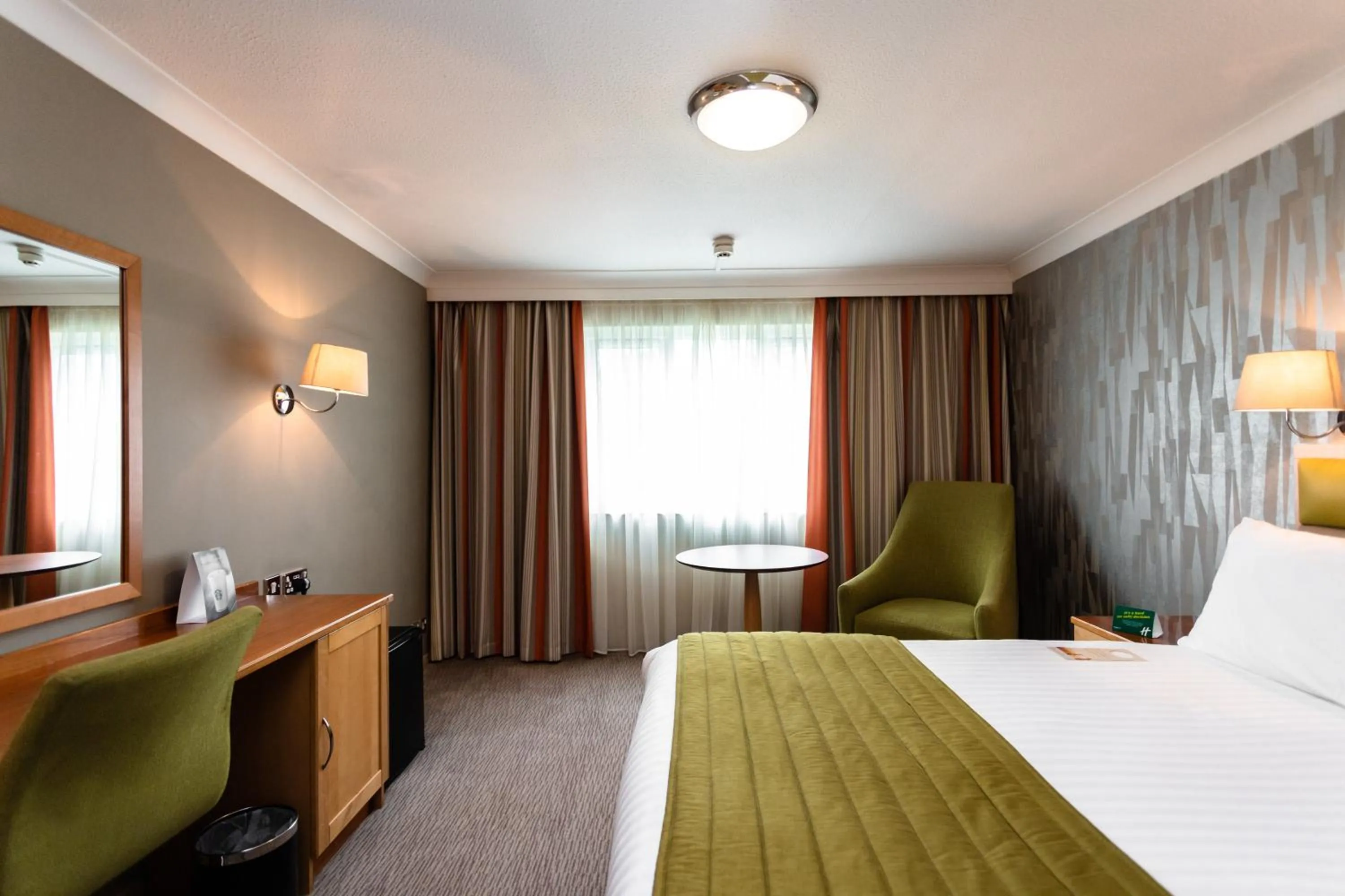 Photo of the whole room, Bed in Holiday Inn A55 Chester West by IHG
