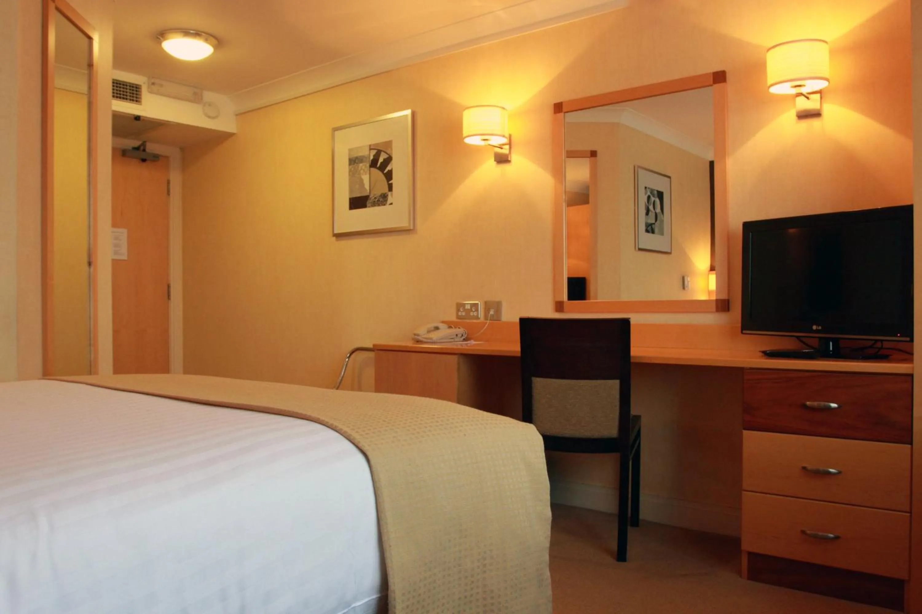 Photo of the whole room, Bed in Holiday Inn A55 Chester West by IHG