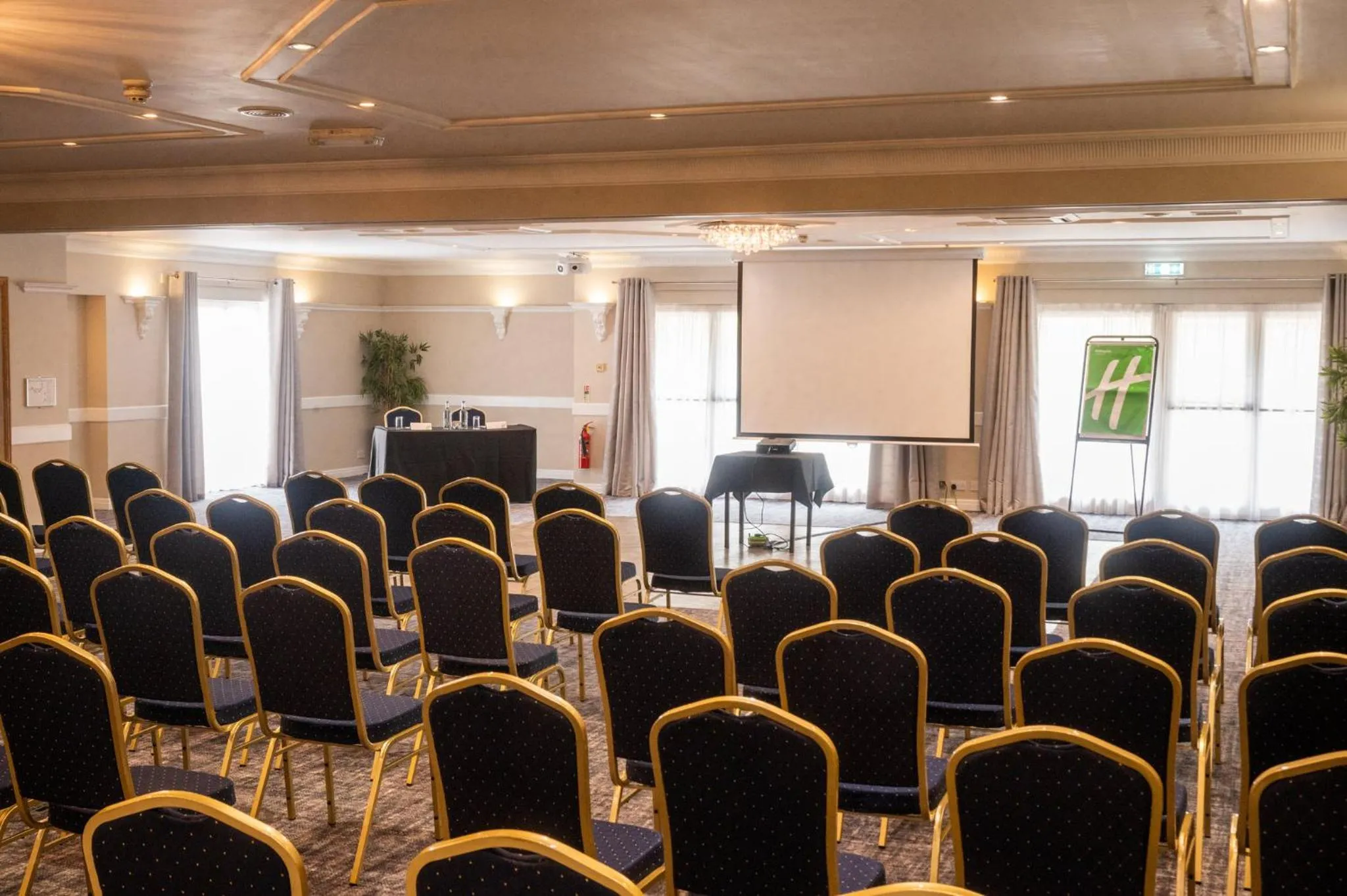 Meeting/conference room in Holiday Inn A55 Chester West by IHG