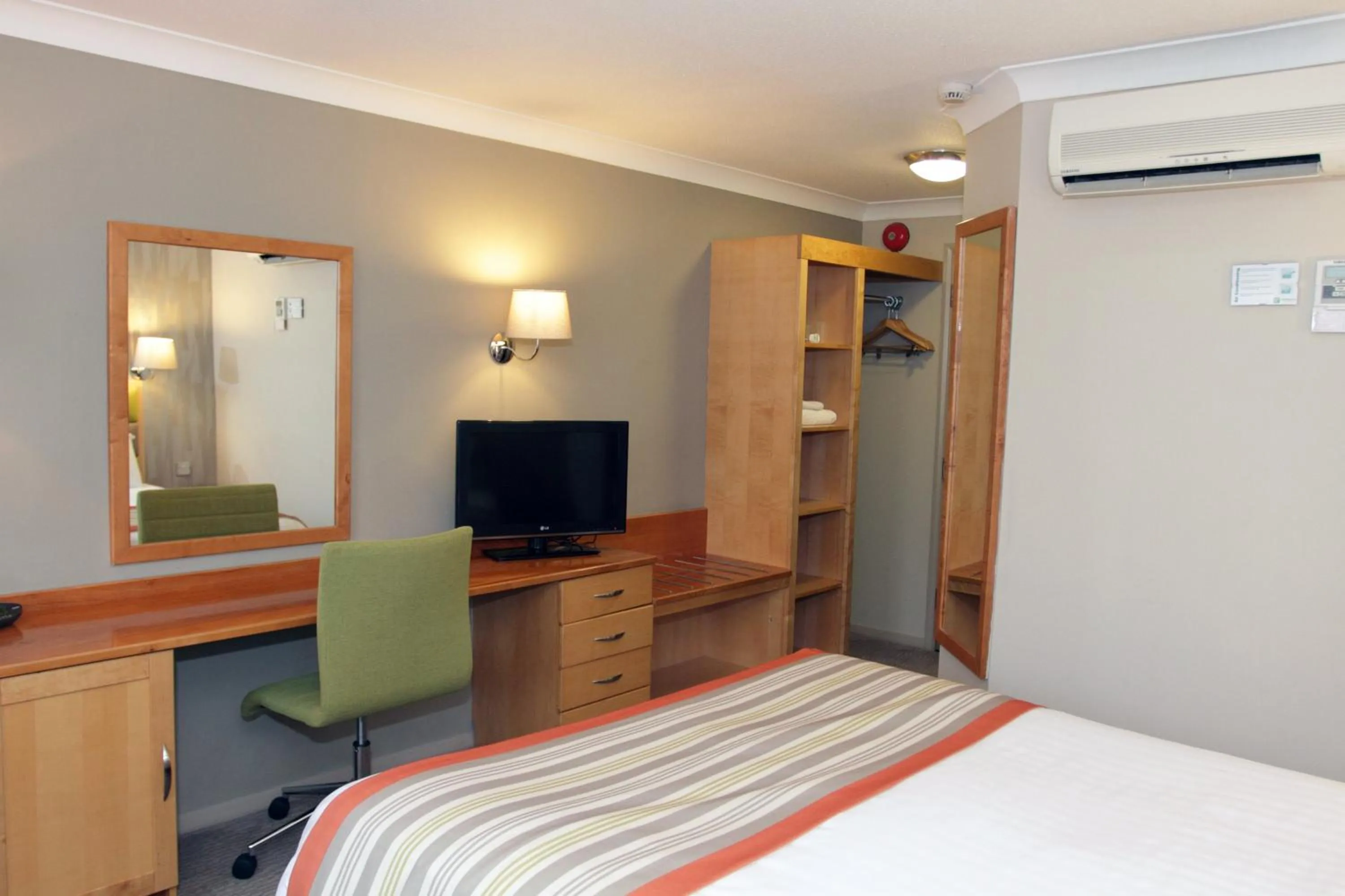 Photo of the whole room, Bed in Holiday Inn A55 Chester West by IHG