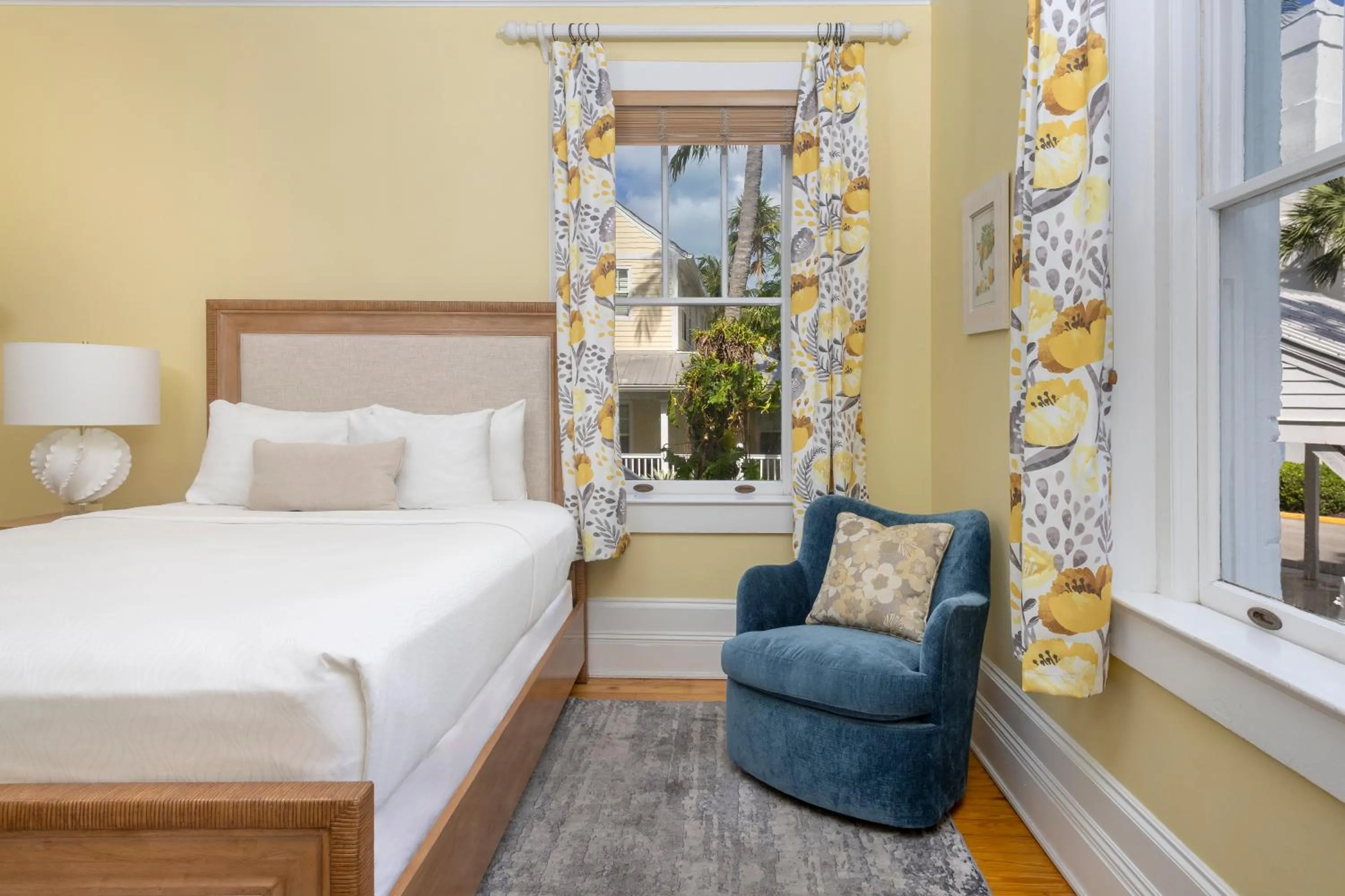 Seating area, Bed in Weatherstation Inn Circa 1911