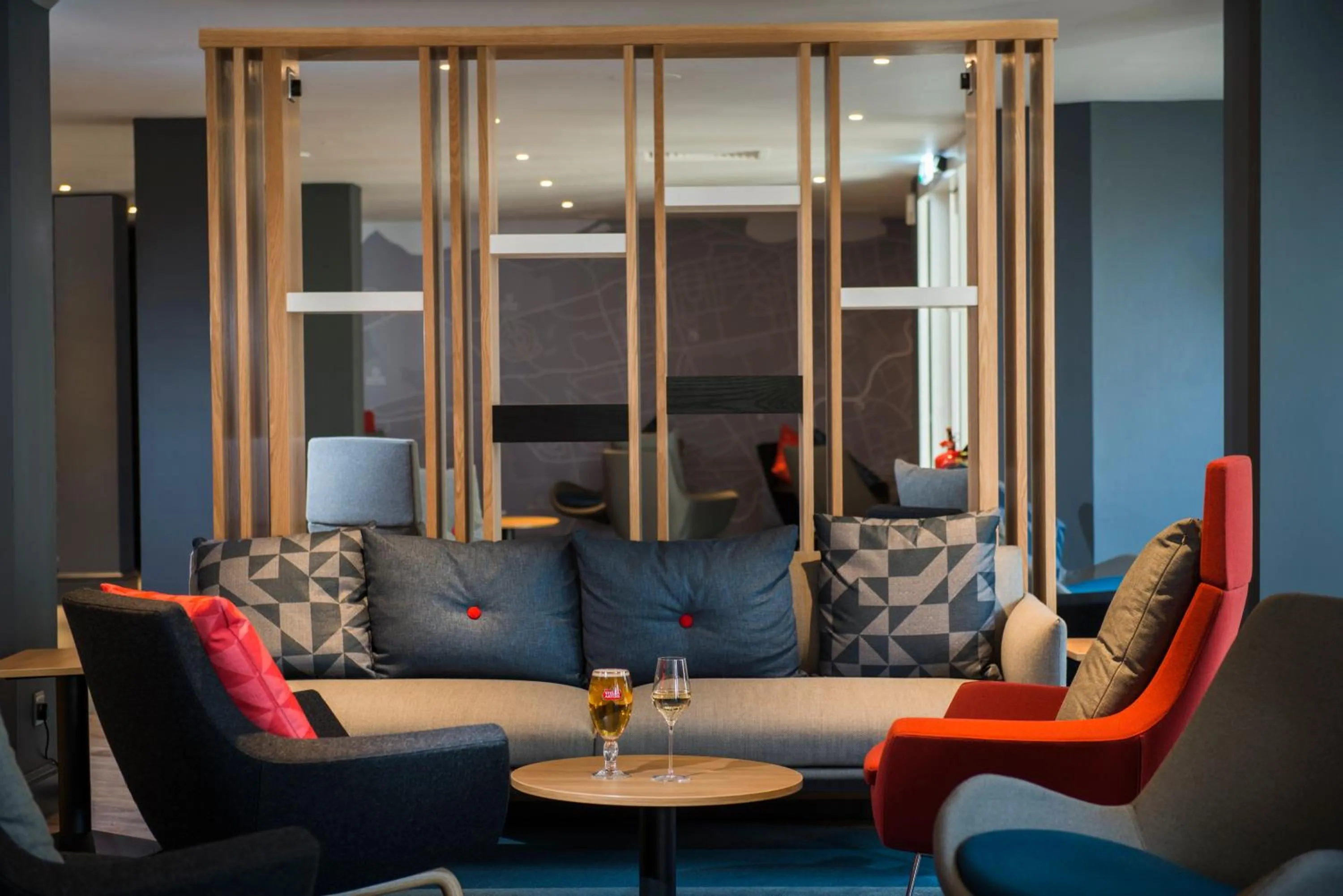Lounge or bar in Holiday Inn Express Edinburgh - Leith Waterfront by IHG