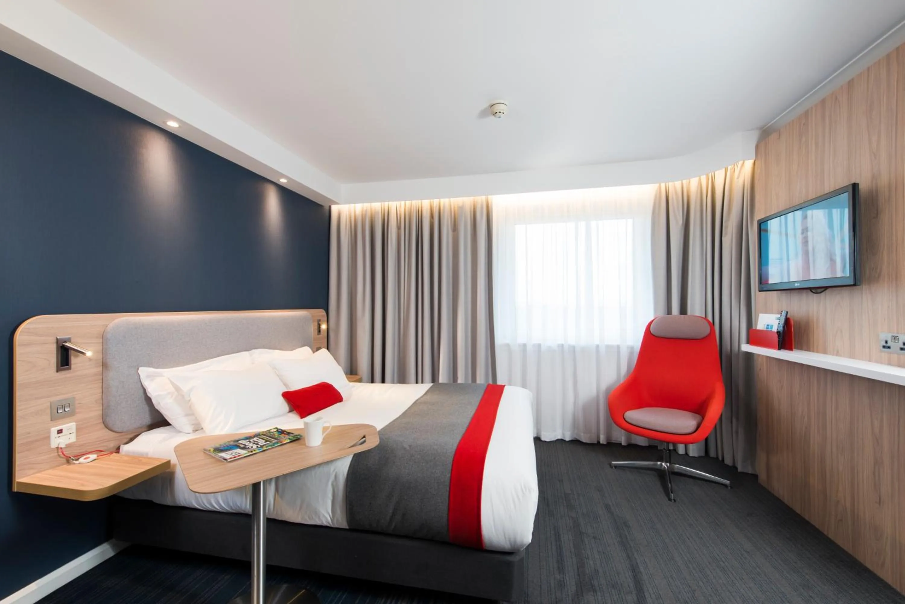 Photo of the whole room, Bed in Holiday Inn Express Edinburgh - Leith Waterfront by IHG