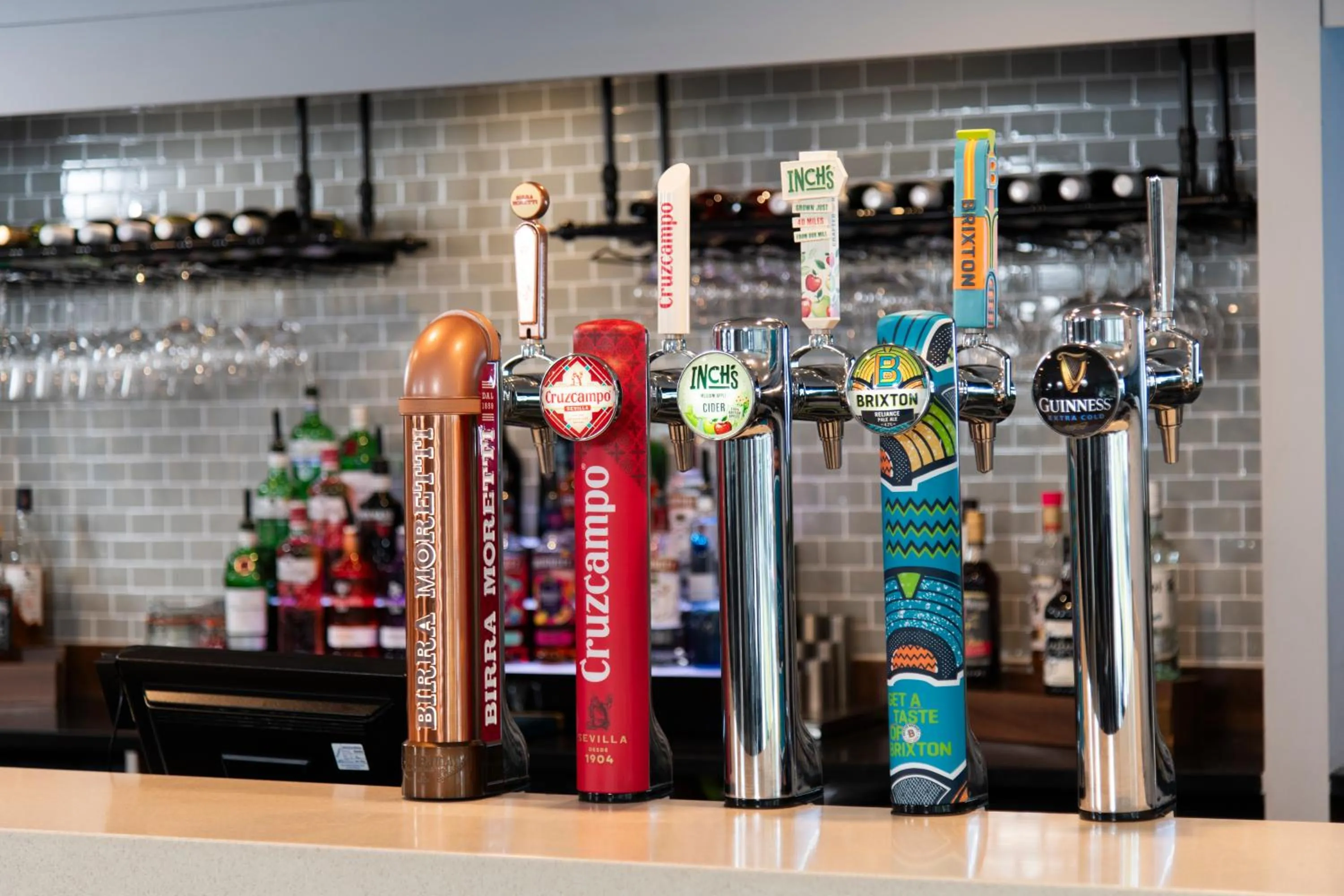 Lounge or bar in Holiday Inn Express - Glasgow Airport by IHG