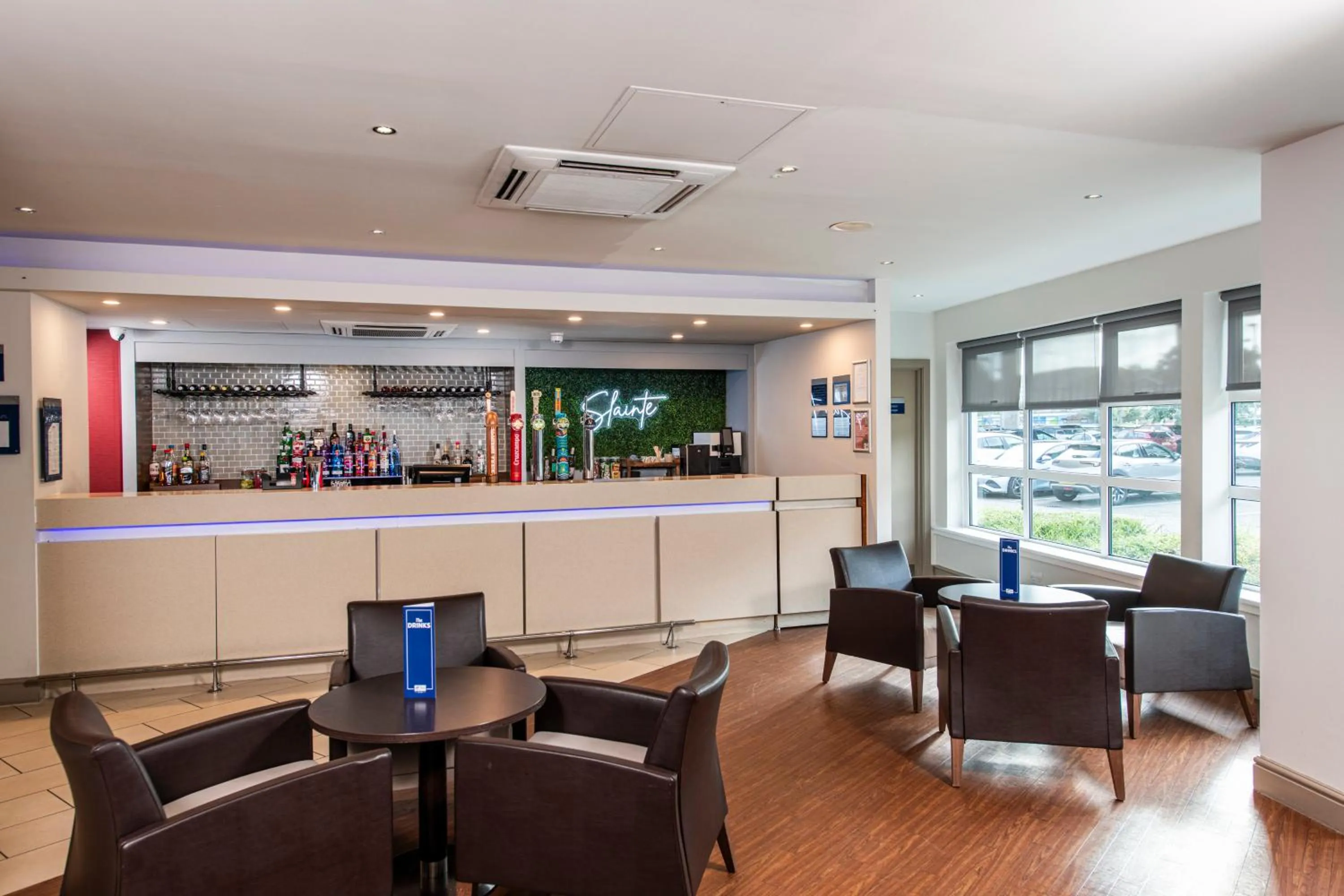 Lounge or bar in Holiday Inn Express - Glasgow Airport by IHG