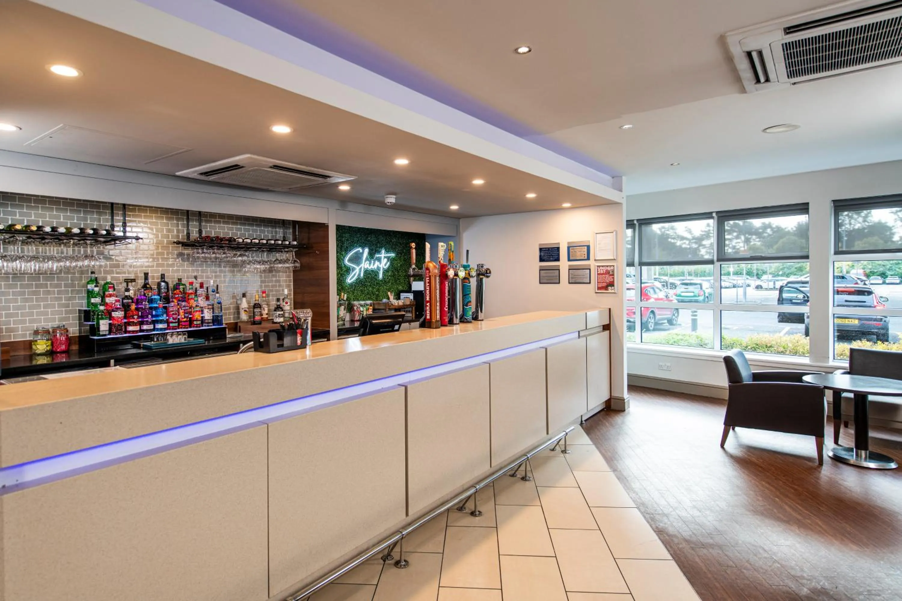 Lounge or bar in Holiday Inn Express - Glasgow Airport by IHG