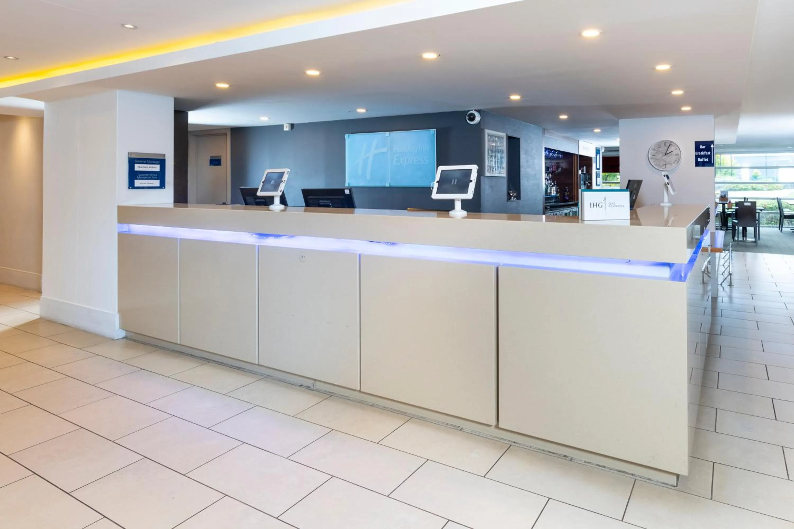 Lobby or reception in Holiday Inn Express Milton Keynes by IHG