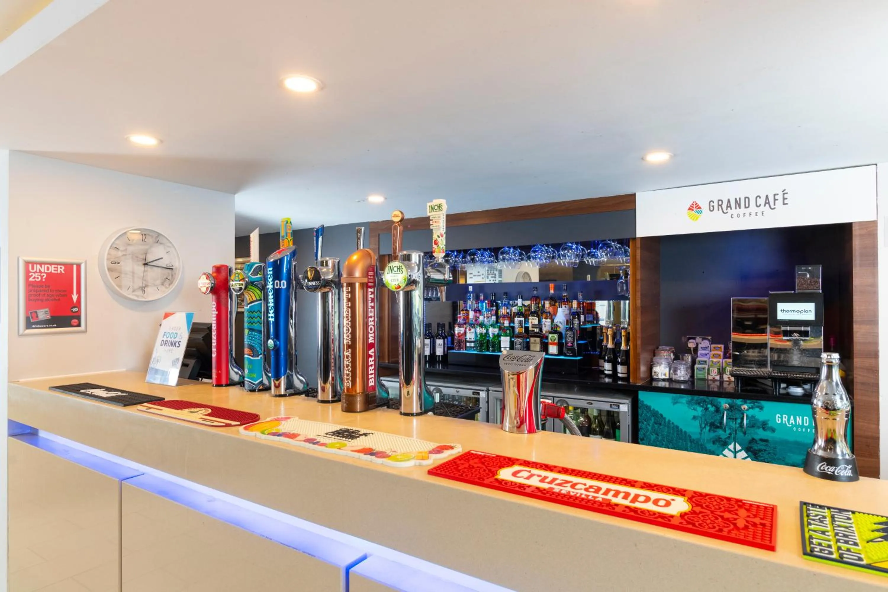 Lounge or bar in Holiday Inn Express Milton Keynes by IHG